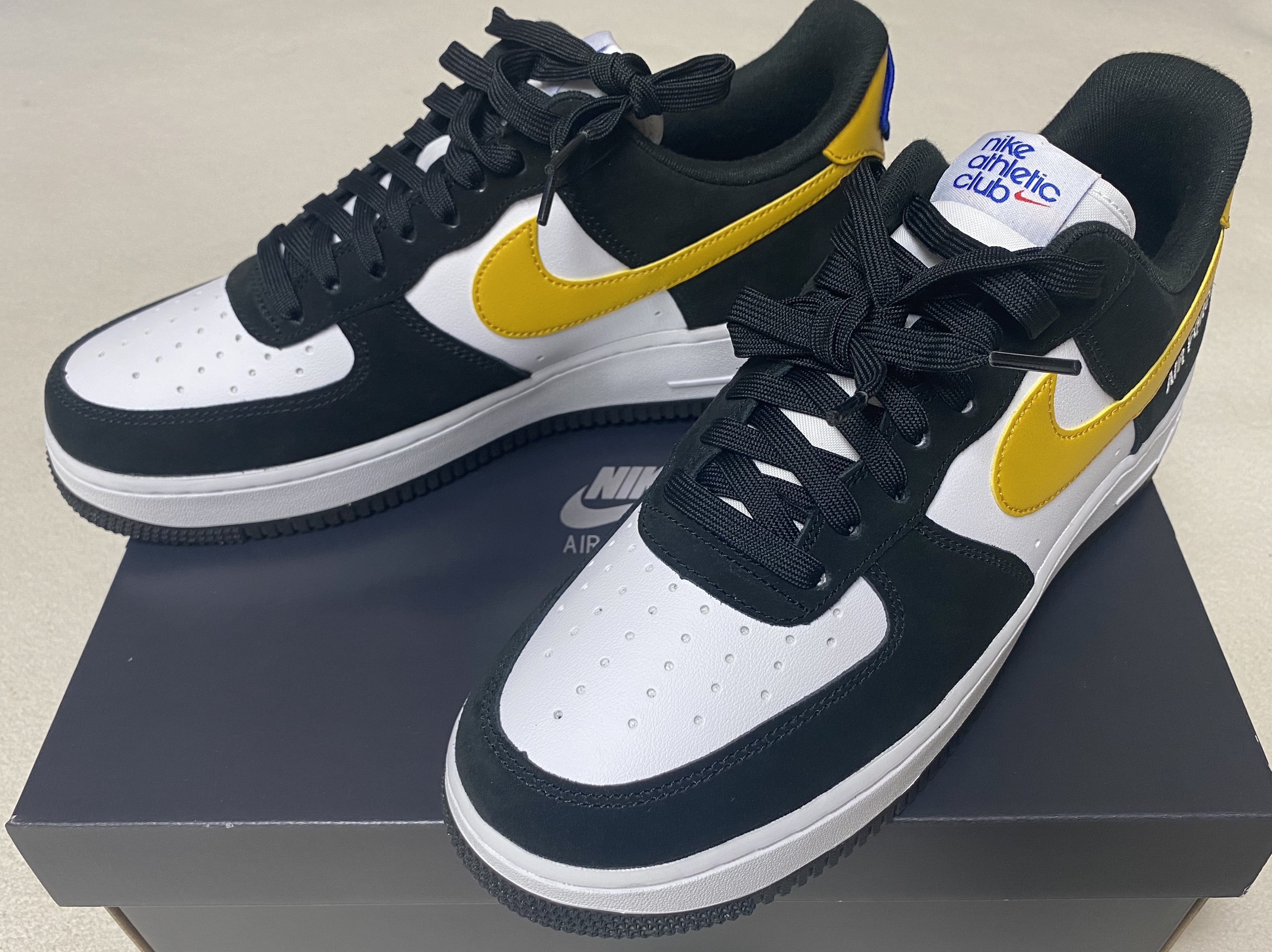 Nike Air Force 1 '07 LV8 Athletic Club Black Dark Sulfur 착용 스타일
