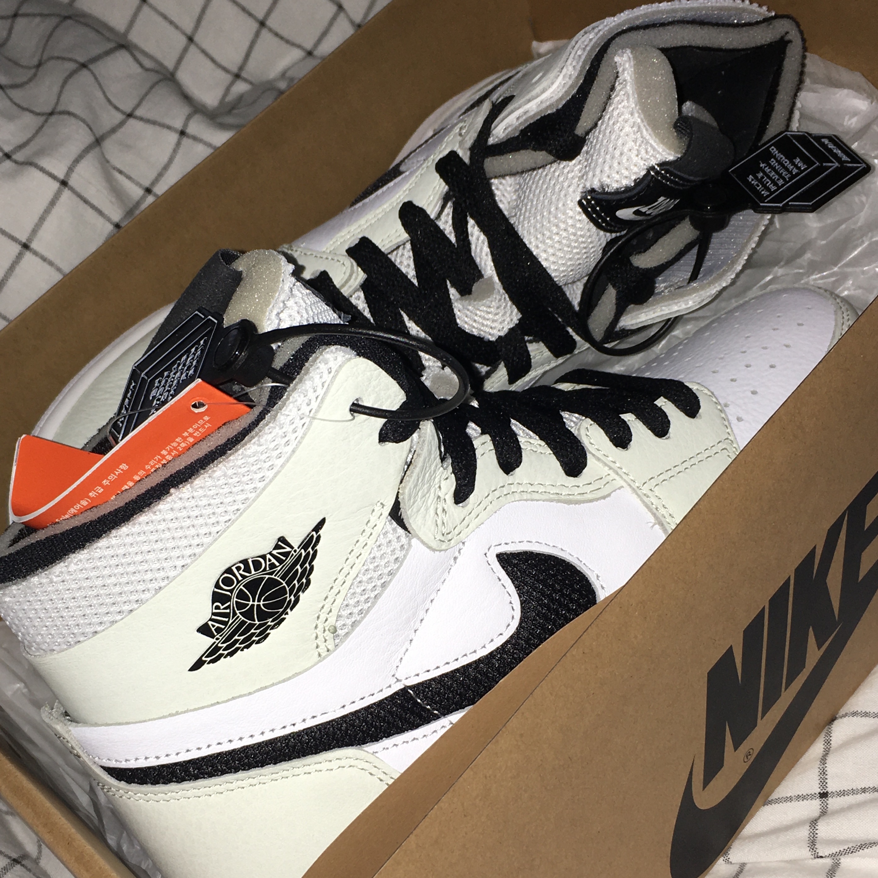 (W) Jordan 1 Zoom Air CMFT Light Bone 착용 스타일 - 1