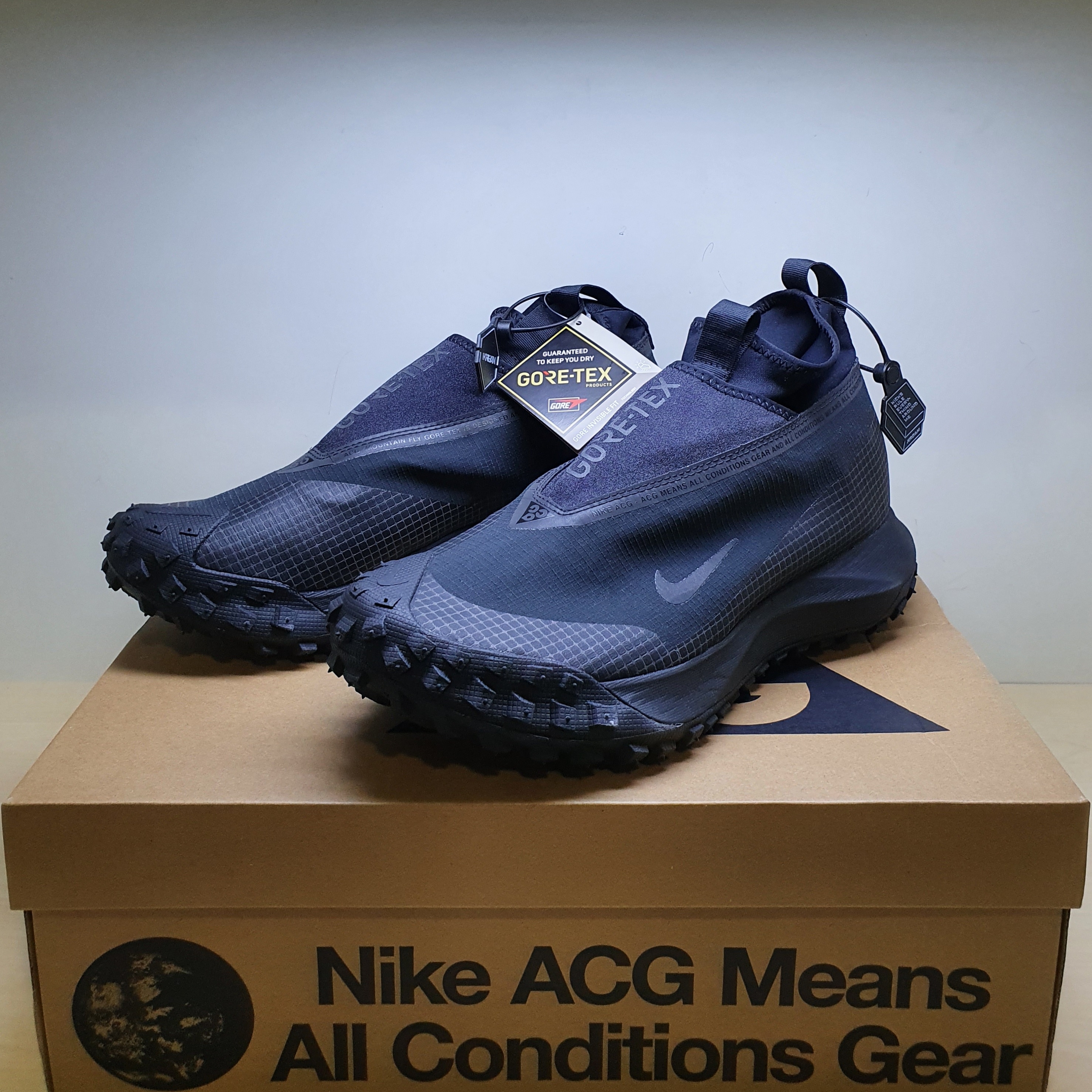 Nike ACG Mountain Fly Gore-Tex Black and Dark Grey 착용 스타일 - 2