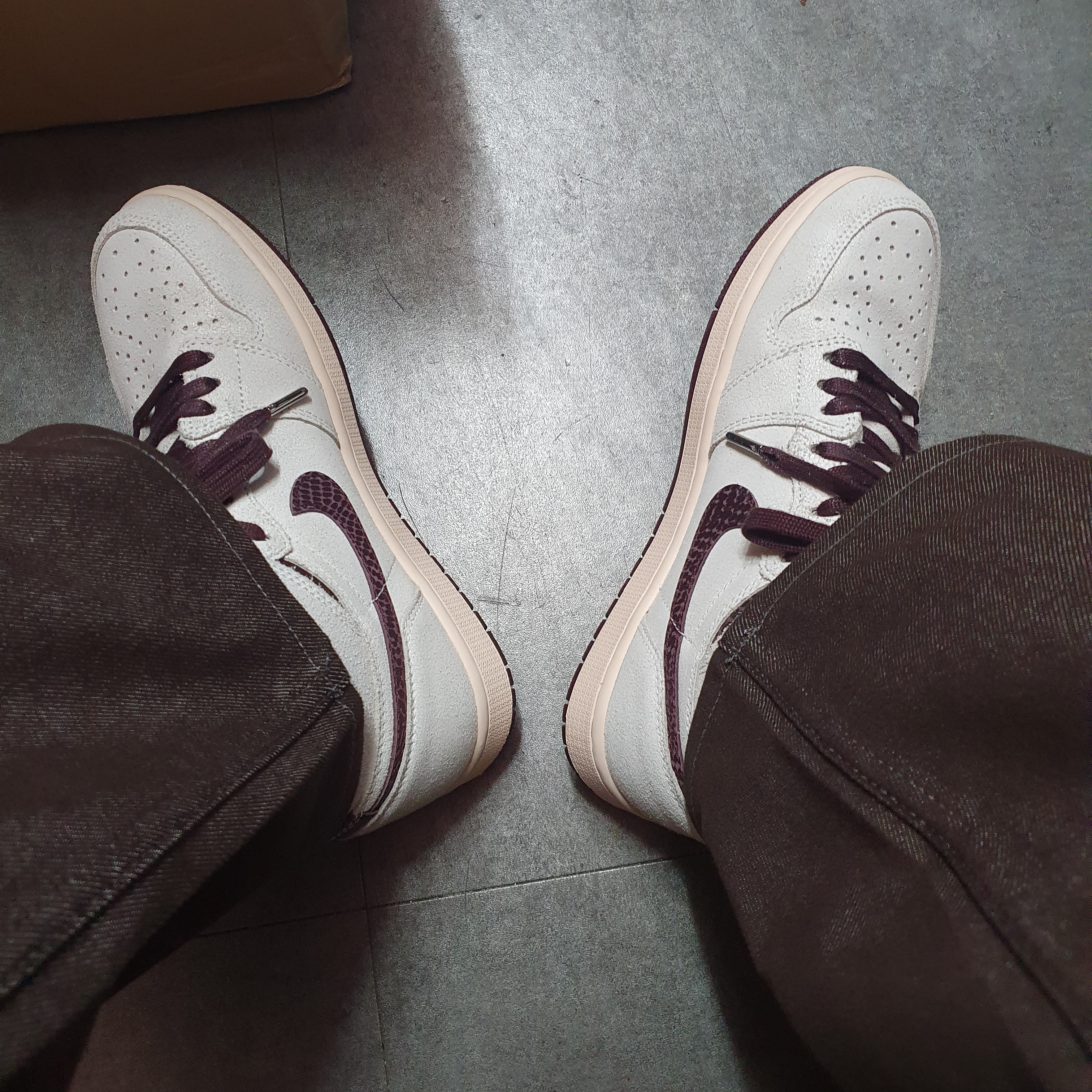 Jordan 1 x A Ma Maniere Retro High OG SP Sail and Burgundy 착용 스타일