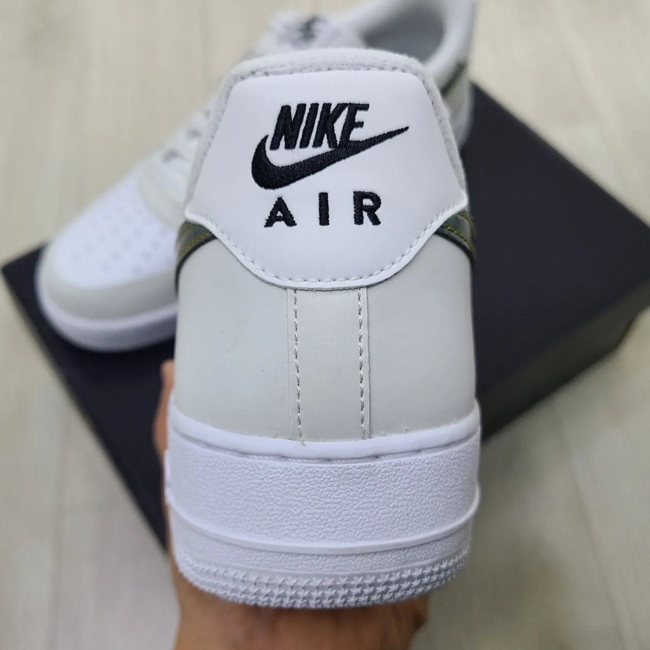 Nike Air Force 1 '07 LV8 Metallic Summit White 착용 스타일 - 3