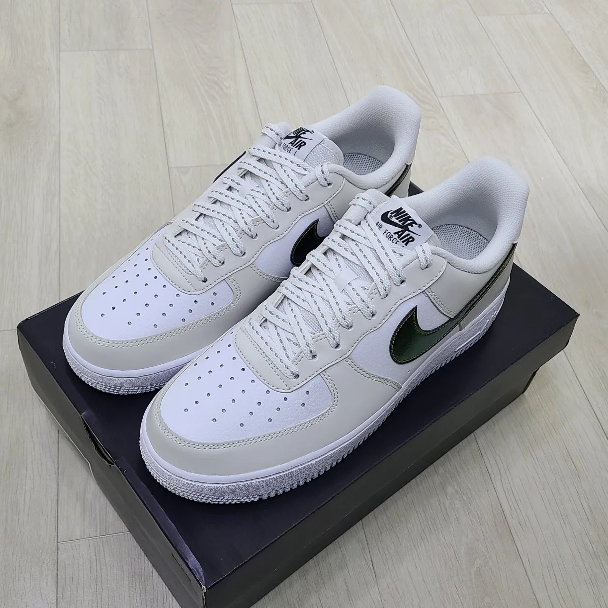 Nike Air Force 1 '07 LV8 Metallic Summit White 착용 스타일 - 2