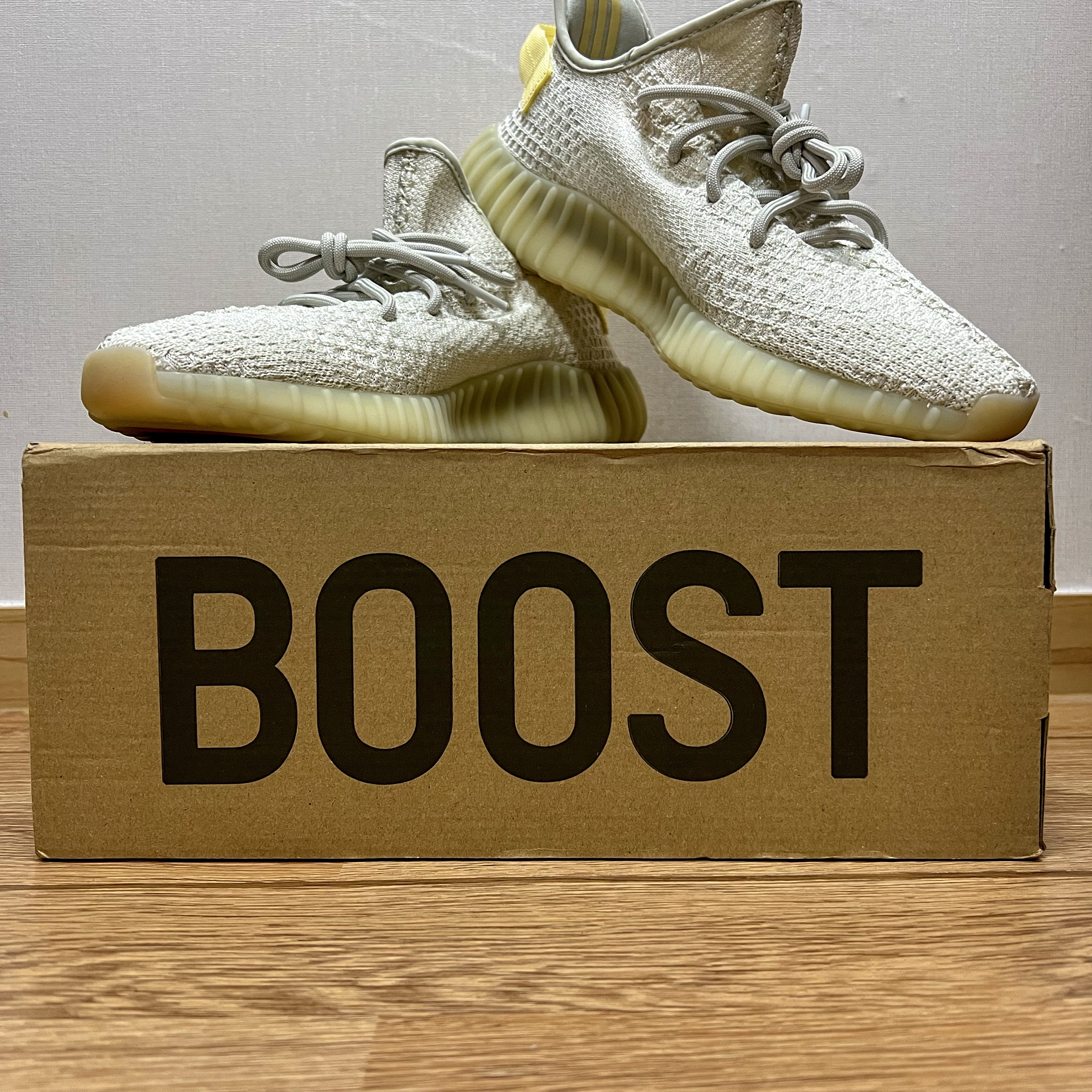 Adidas Yeezy Boost 350 V2 Light 착용 스타일