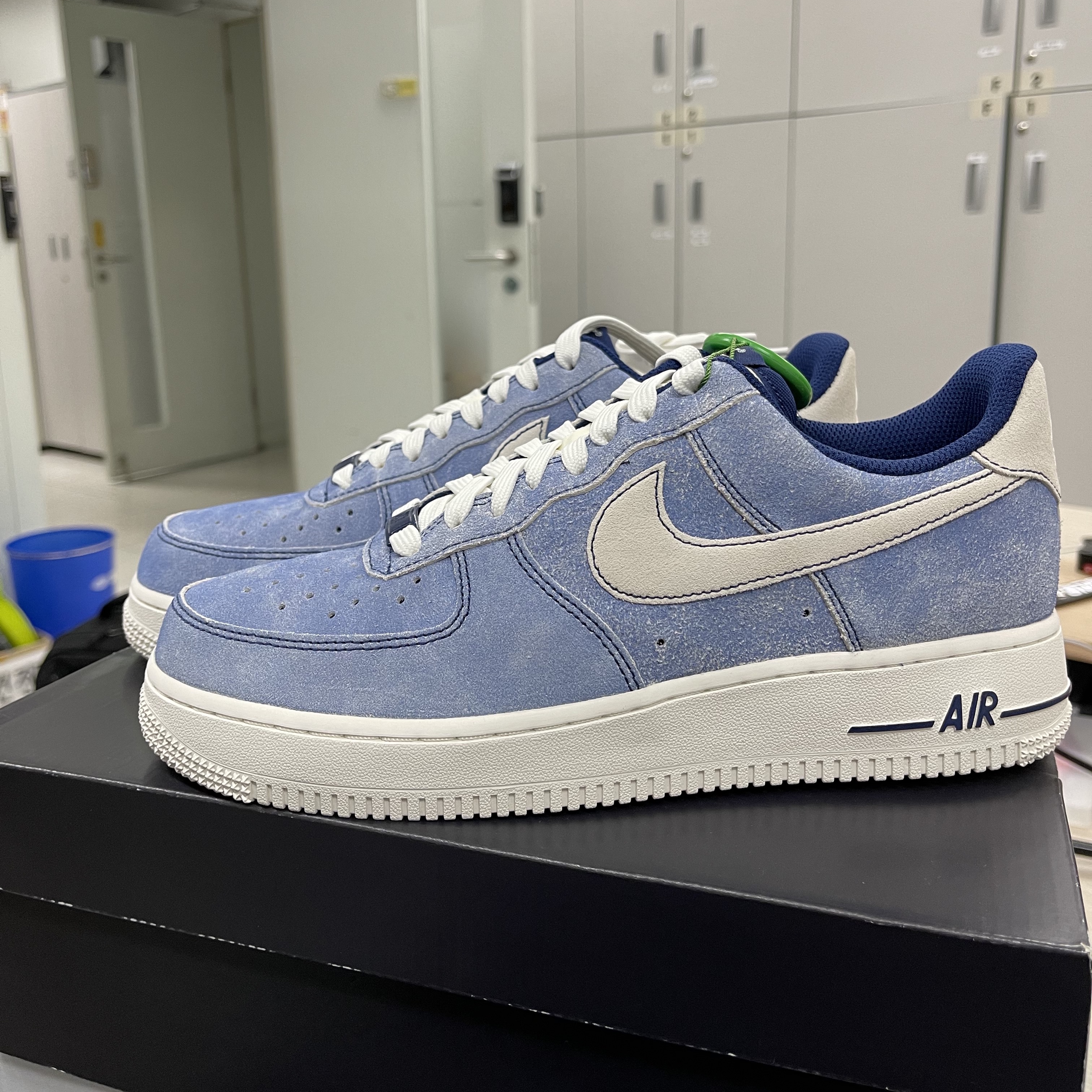 Nike Air Force 1 '07 LV8 Dusty Blue 착용 스타일