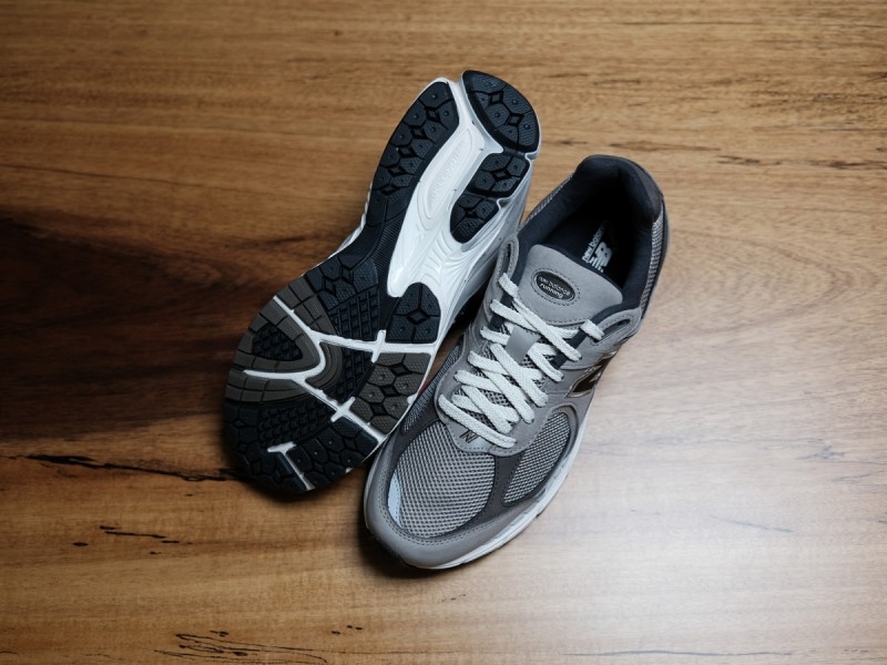 New Balance 2002 Warm Alpaca 착용 스타일 - 3