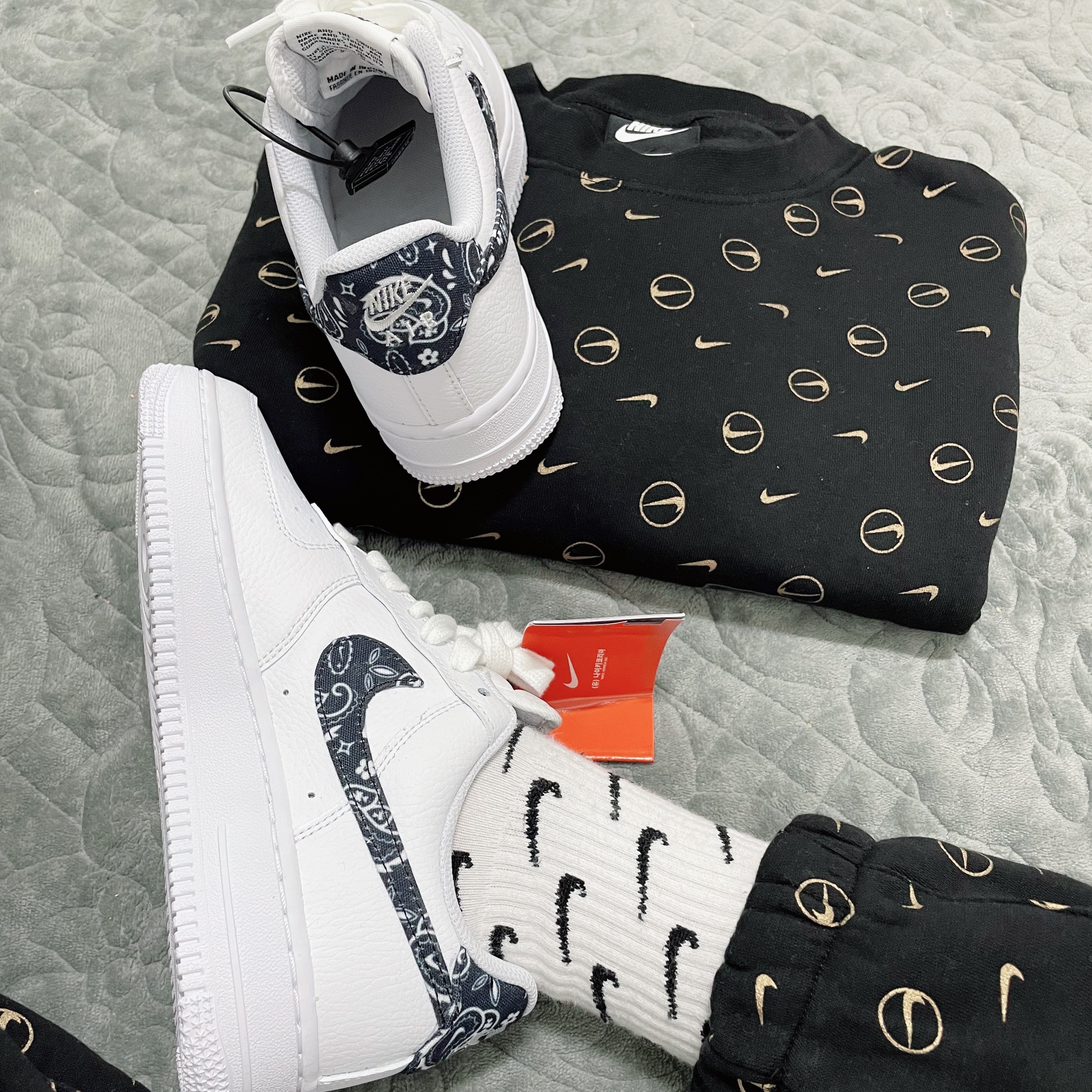 (W) Nike Air Force 1 '07 Essential Paisley Swoosh White Black 착용 스타일 - 1