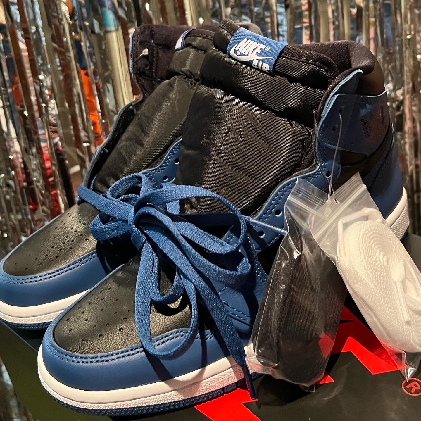 Jordan 1 Retro High OG Dark Marina Blue 착용 스타일 - 3