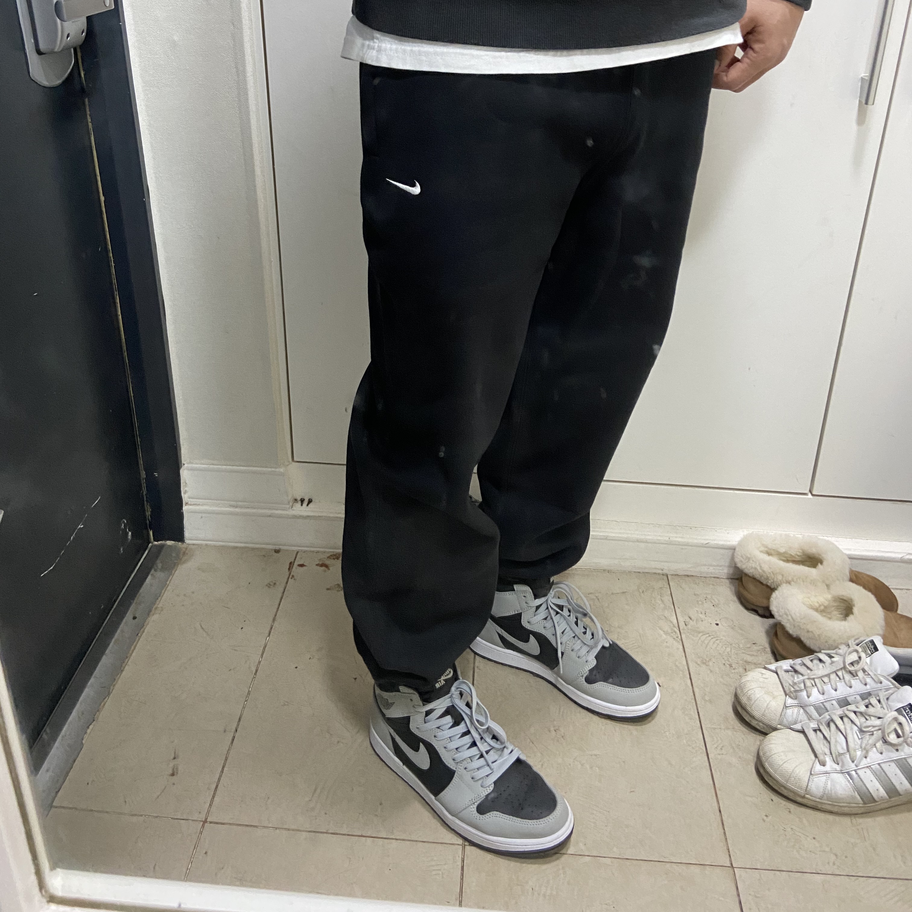 (W) Nike NRG Solo Swoosh Fleece Pants Black White - Asia 착용 스타일 - 2