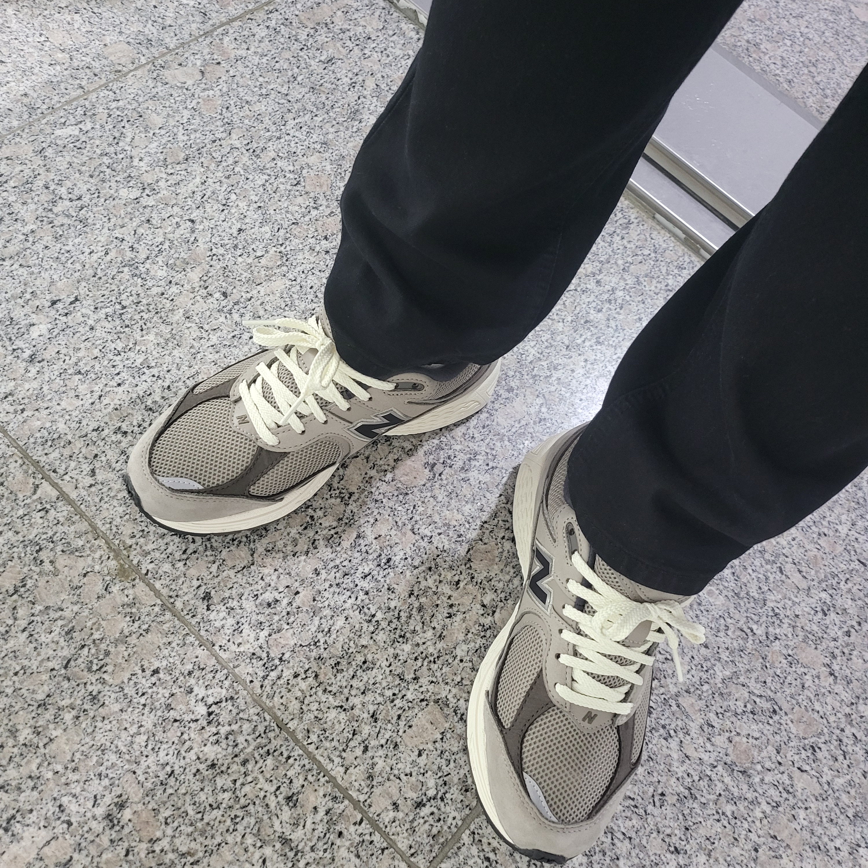 New Balance 2002 Warm Alpaca 착용 스타일