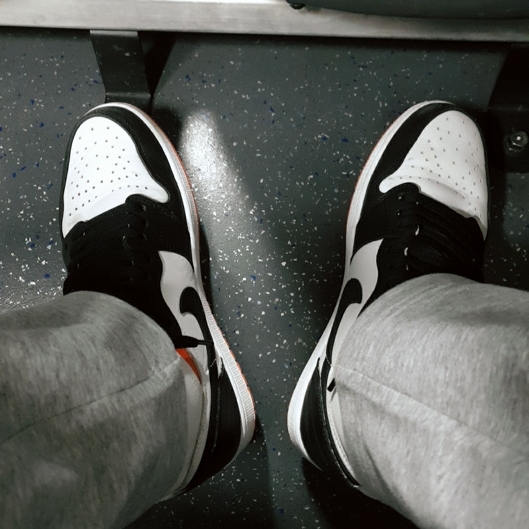 Jordan 1 Retro High OG Electro Orange 착용 스타일 - 2