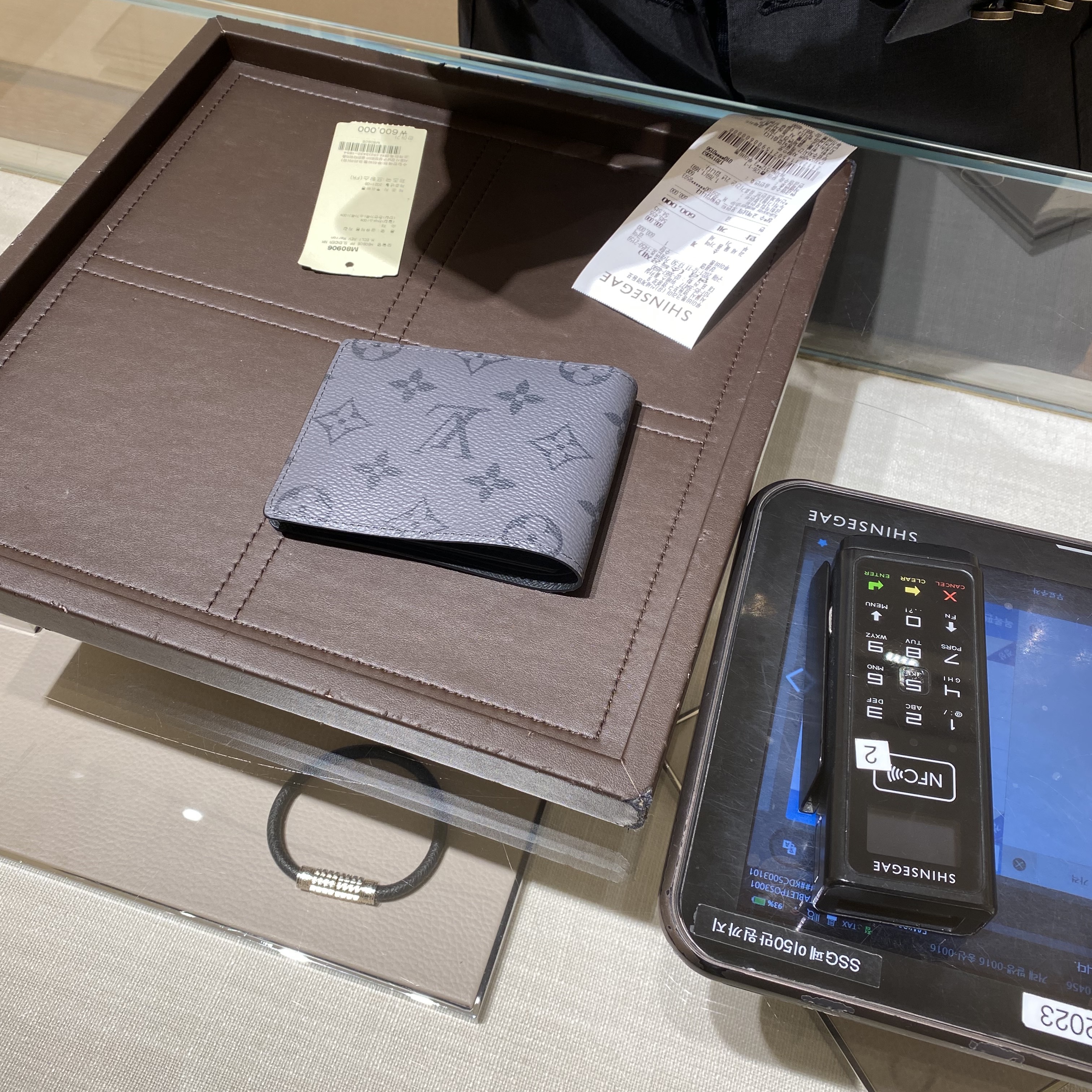 Louis Vuitton Multiple Wallet Monogram Eclipse 착용 스타일