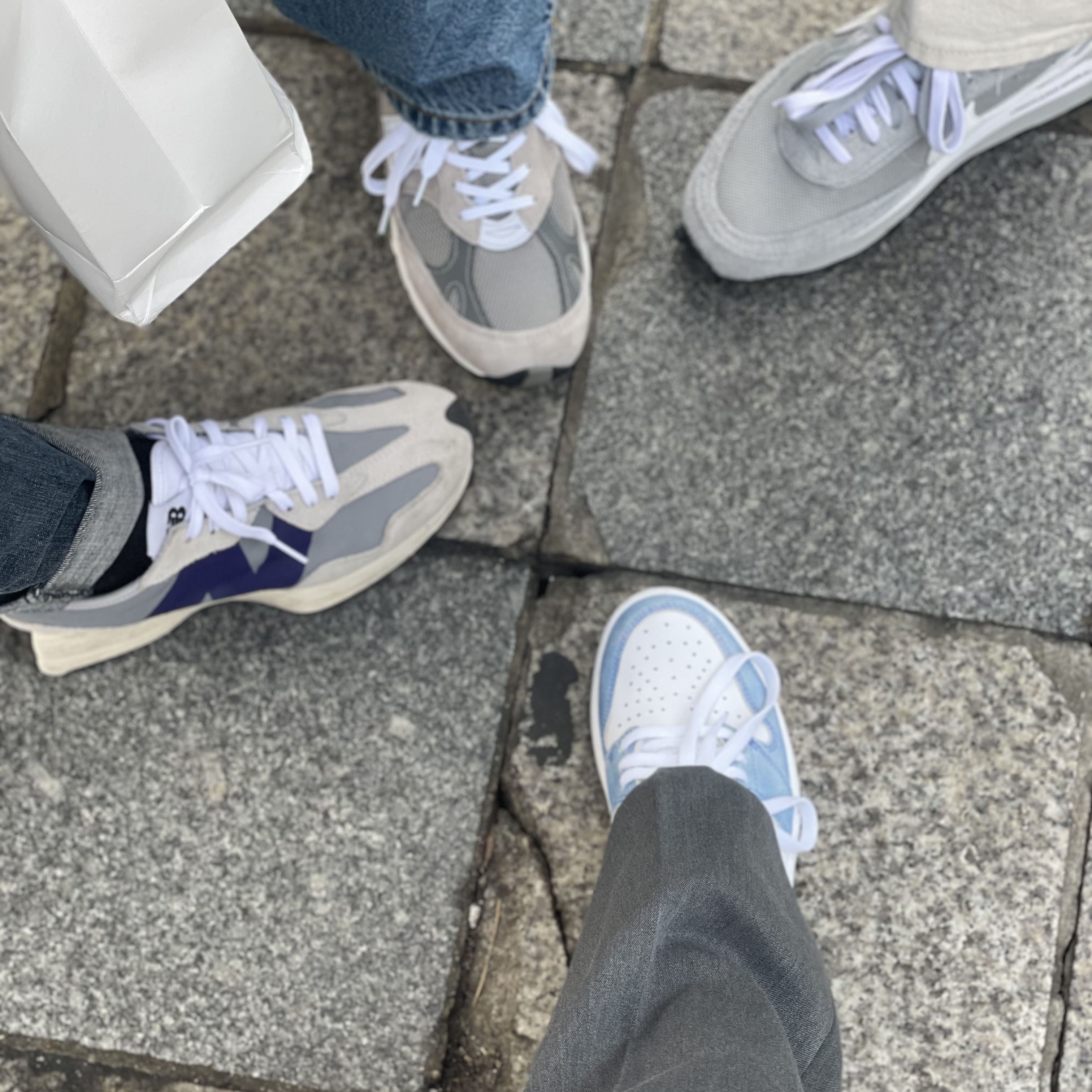 Jordan 1 Retro High OG Hyper Royal, Nike x Sacai x Fragment LDWaffle Light Smoke Grey 착용 스타일