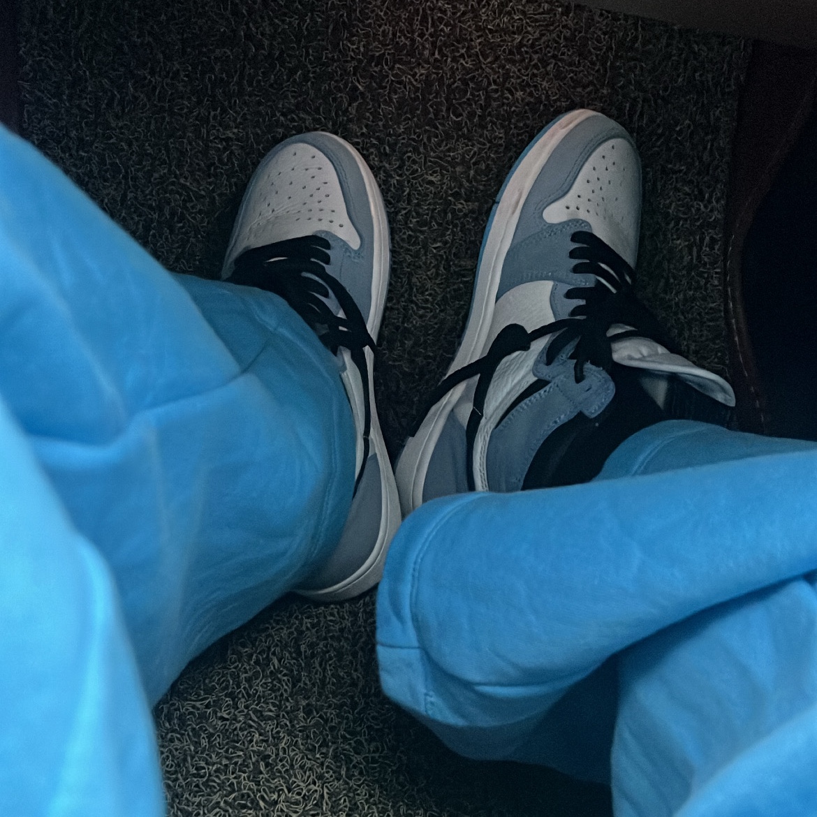 Jordan 1 Retro High OG University Blue 착용 스타일 - 1