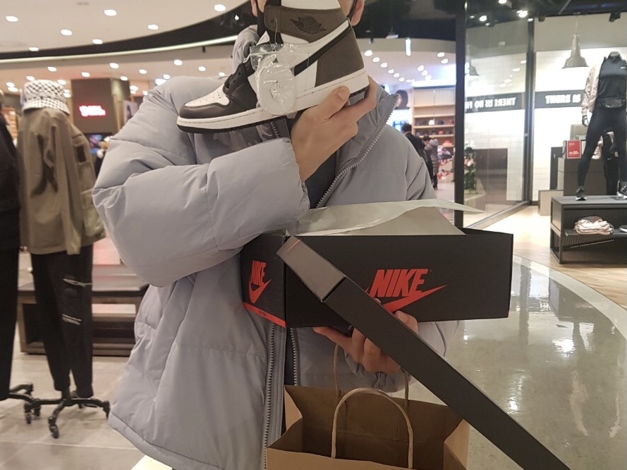 Jordan 1 Retro High OG Black Mocha 착용 스타일 - 2