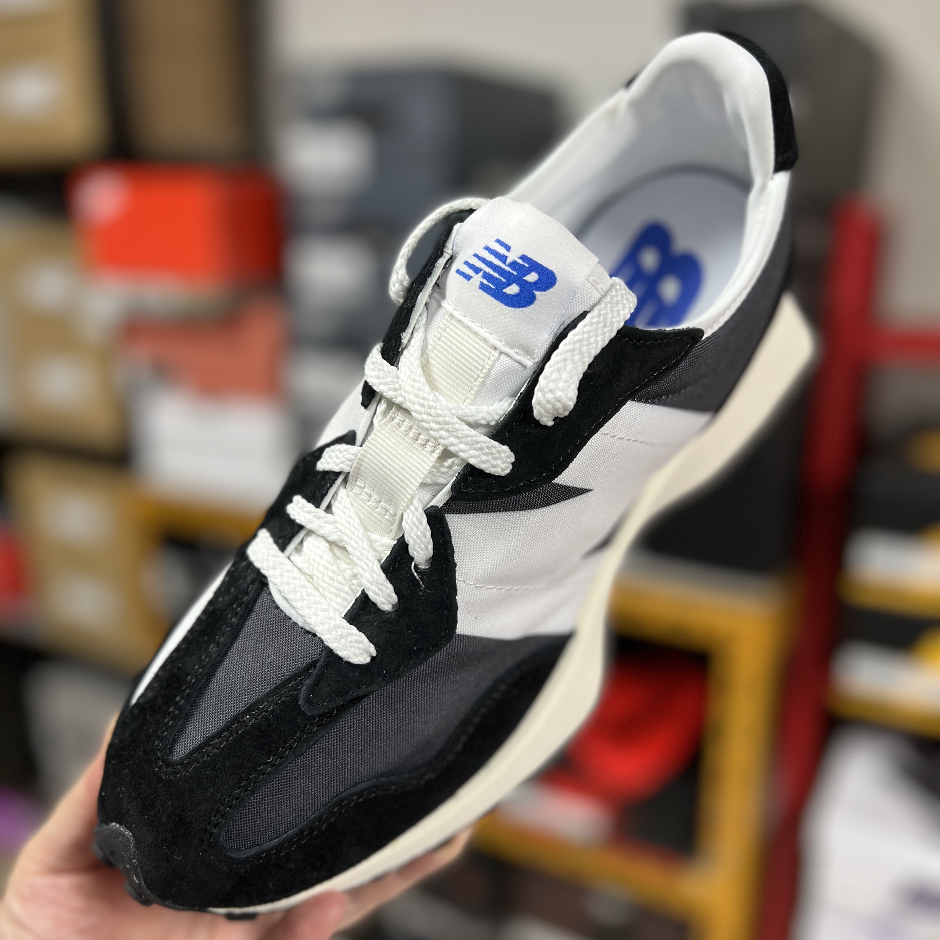 New Balance 327 Black White 착용 스타일 - 1