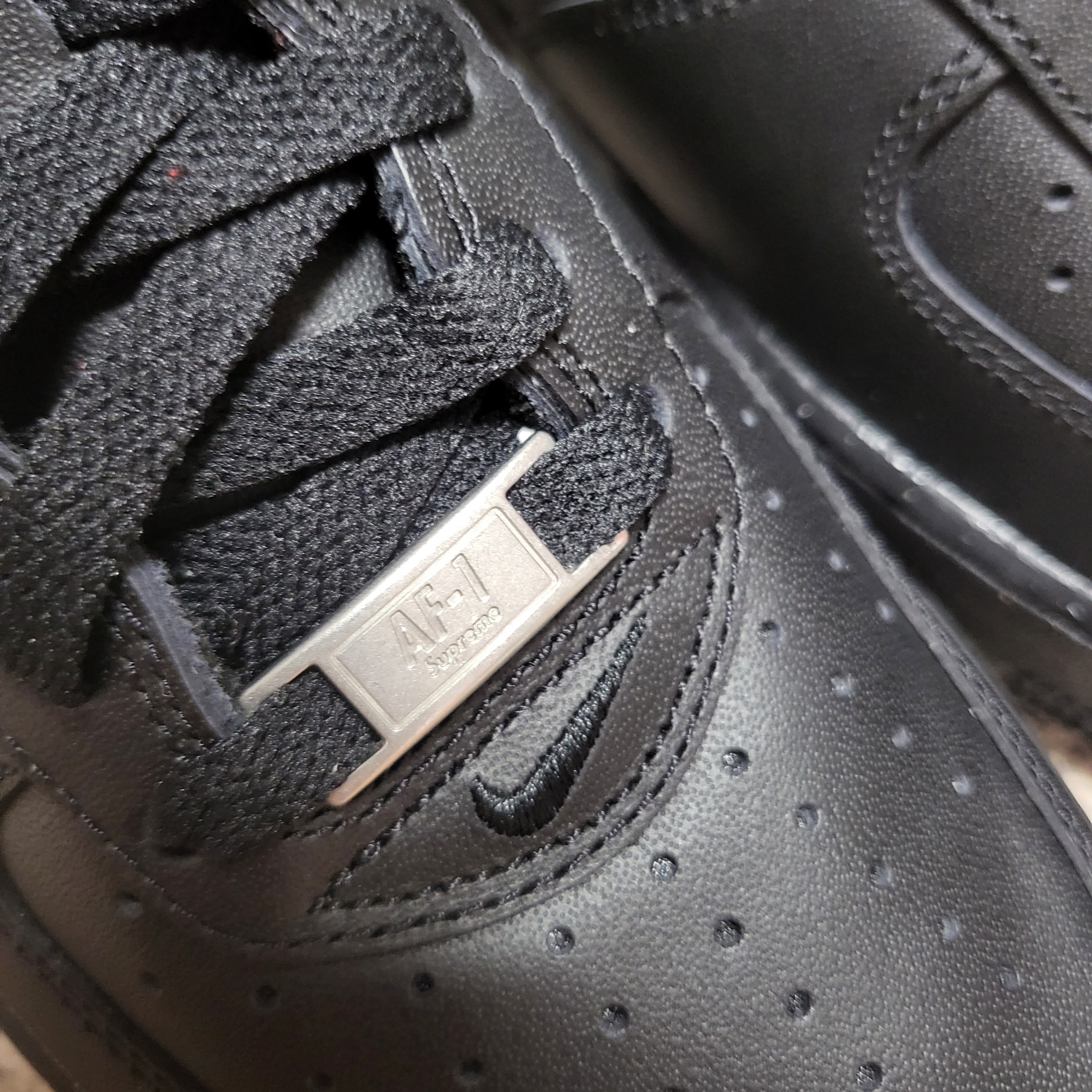 Nike x Supreme Air Force 1 Low Black 착용 스타일 - 5