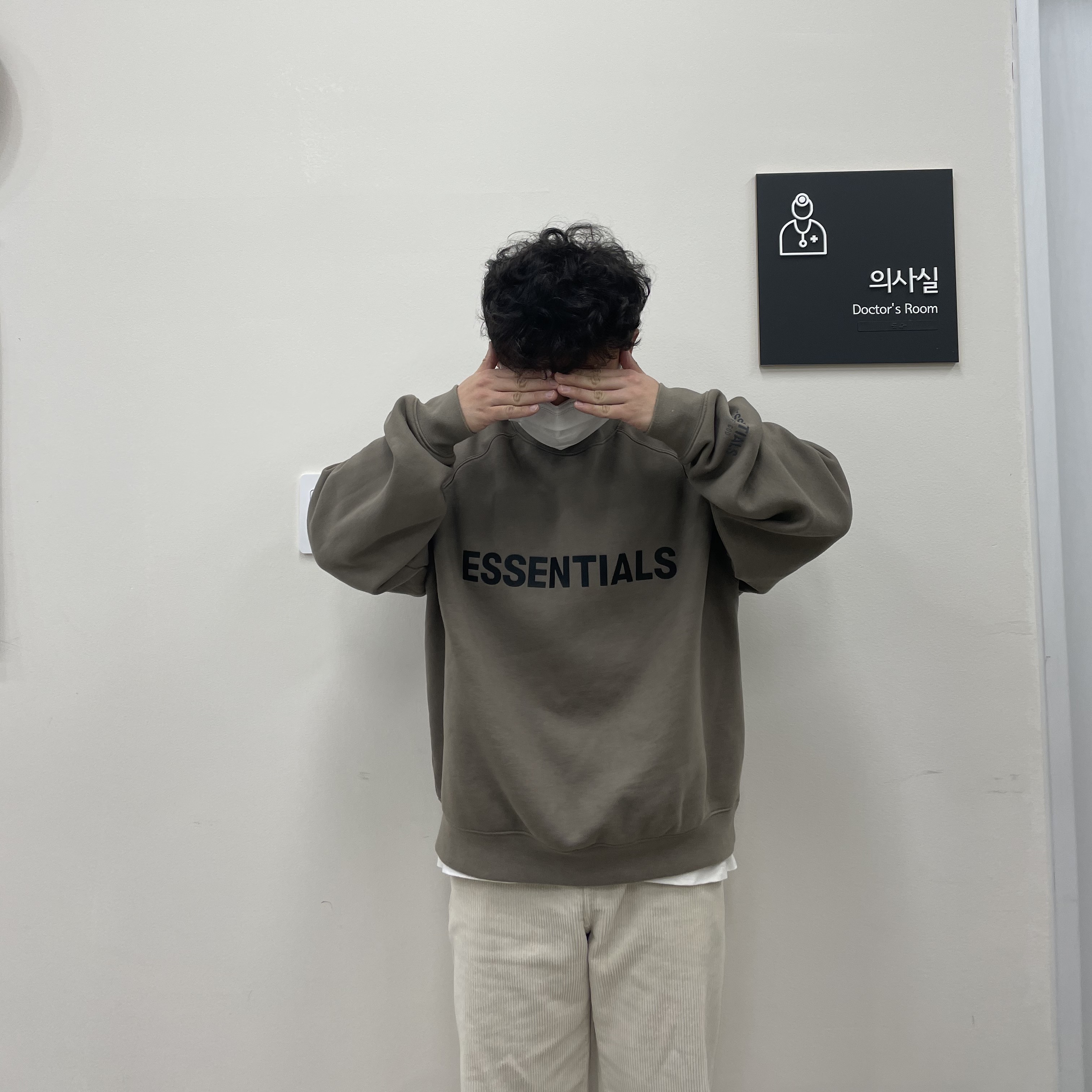 Essentials 3D Silicon Applique Crewneck Taupe - 20FW 착용 스타일 - 1