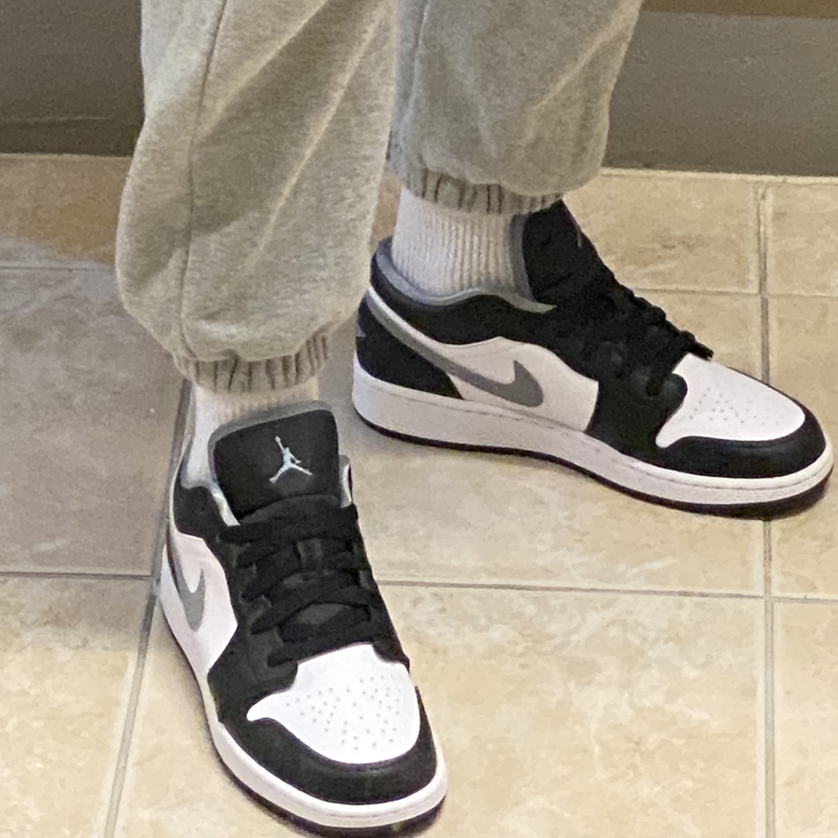 (GS) Jordan 1 Low Black Particle Grey 착용 스타일 - 3
