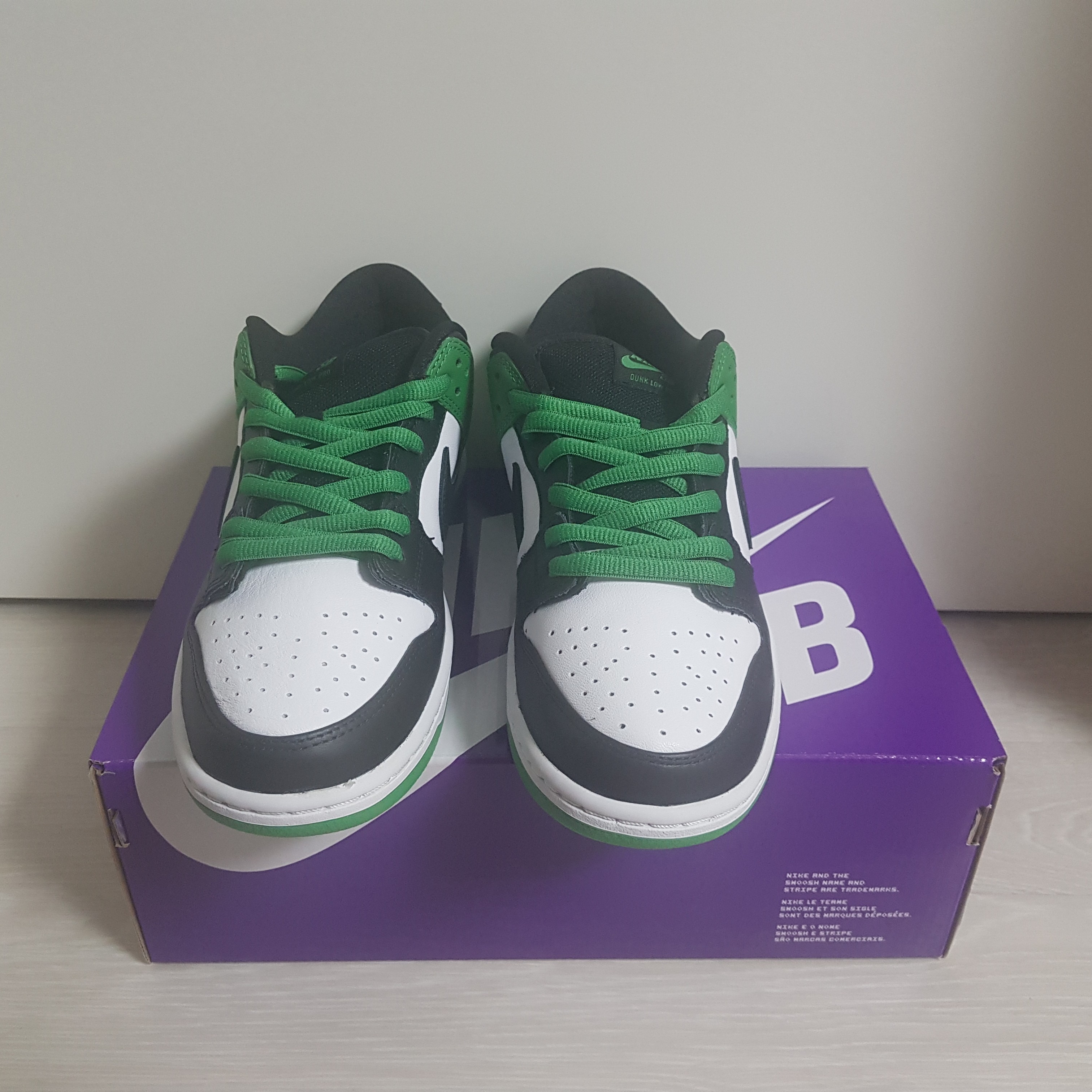 Nike SB Dunk Low Pro Black and Classic Green 착용 스타일 - 1
