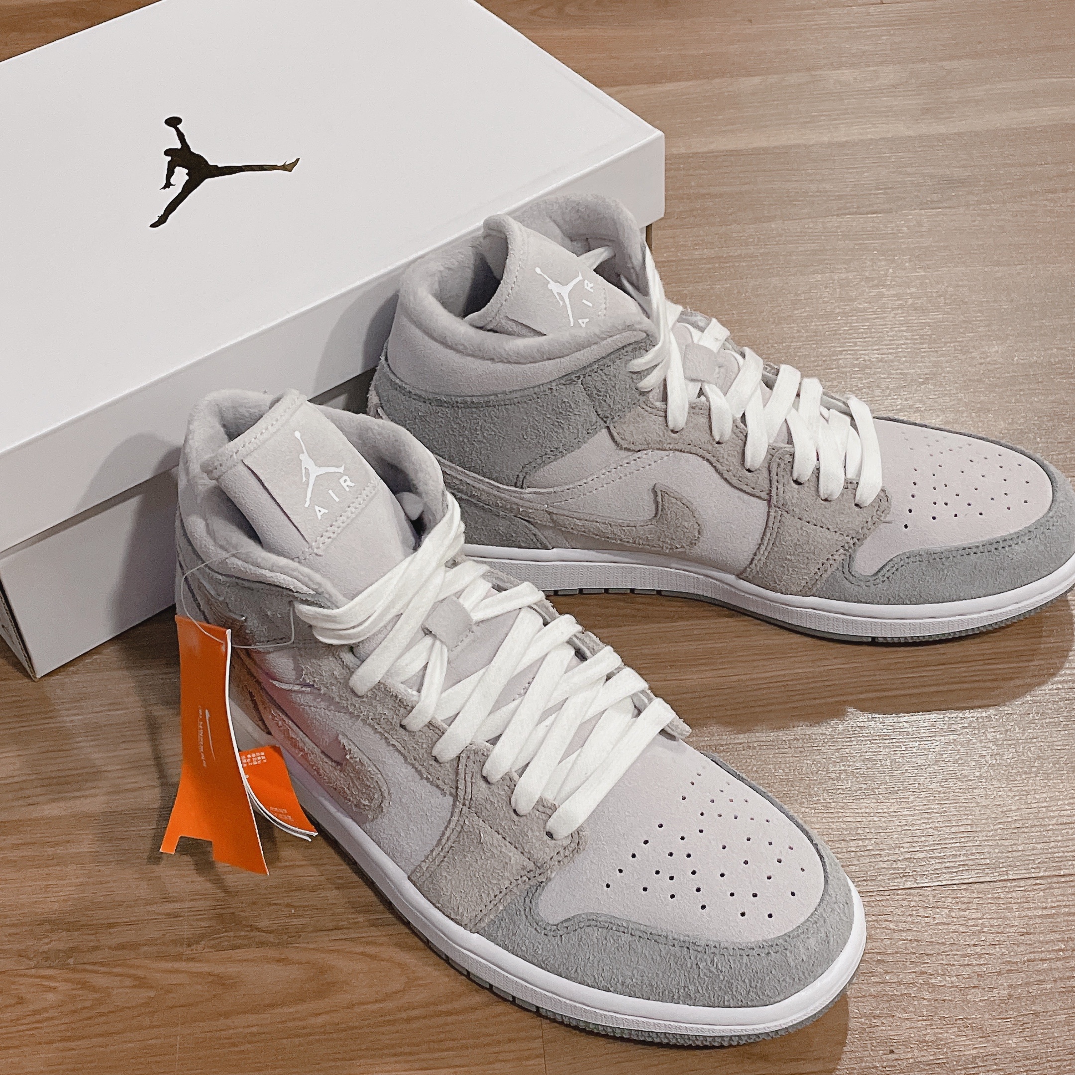(W) Jordan 1 Mid SE Particle Grey 착용 스타일 - 3