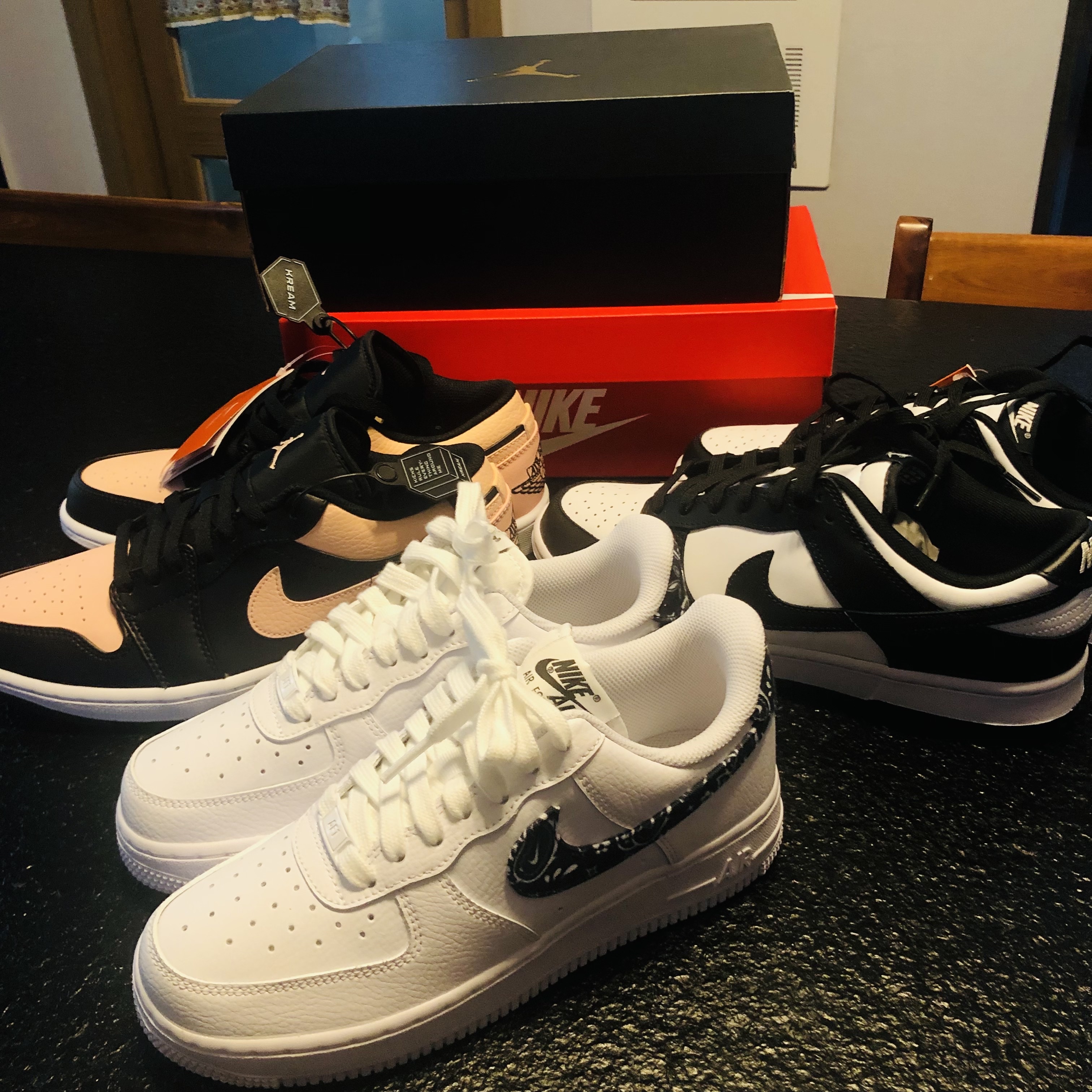 (W) Nike Air Force 1 '07 Essential Paisley Swoosh White Black, Jordan 1 Low Crimson Tint 착용 스타일