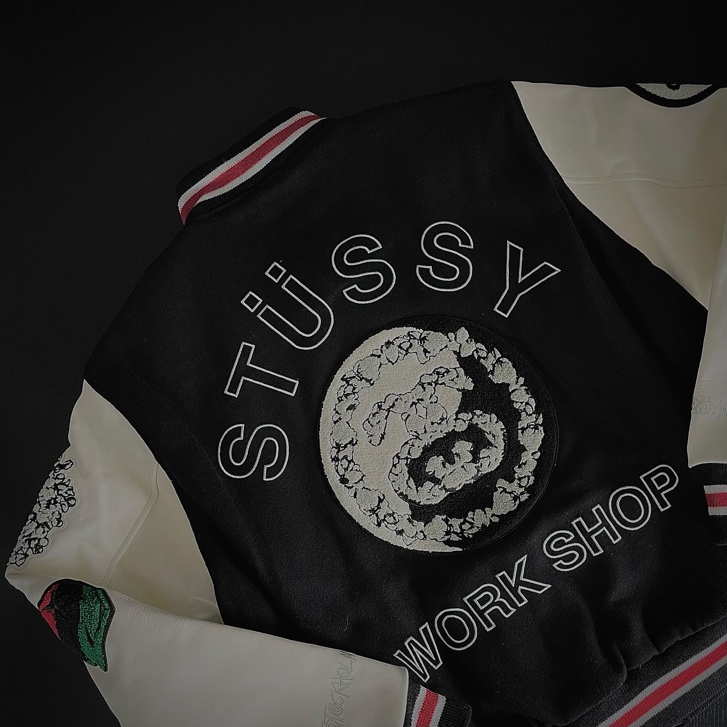 Stussy x Our Legacy x Denim Tears TTL Varsity Jacket Black, Jordan 1 x Travis Scott x Fragment Retro Low OG SP Military Blue 착용 스타일 - 3