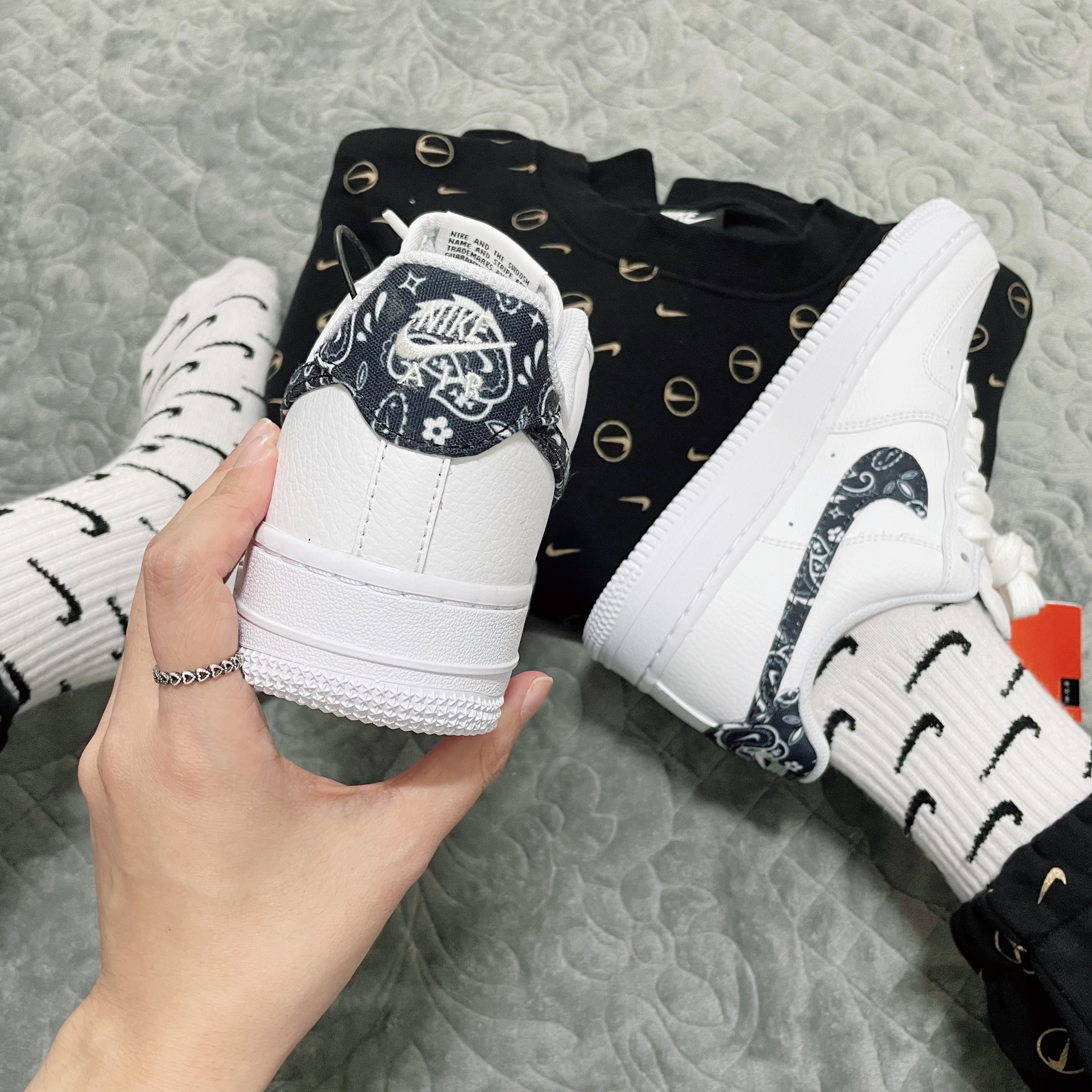 (W) Nike Air Force 1 '07 Essential Paisley Swoosh White Black 착용 스타일 - 4