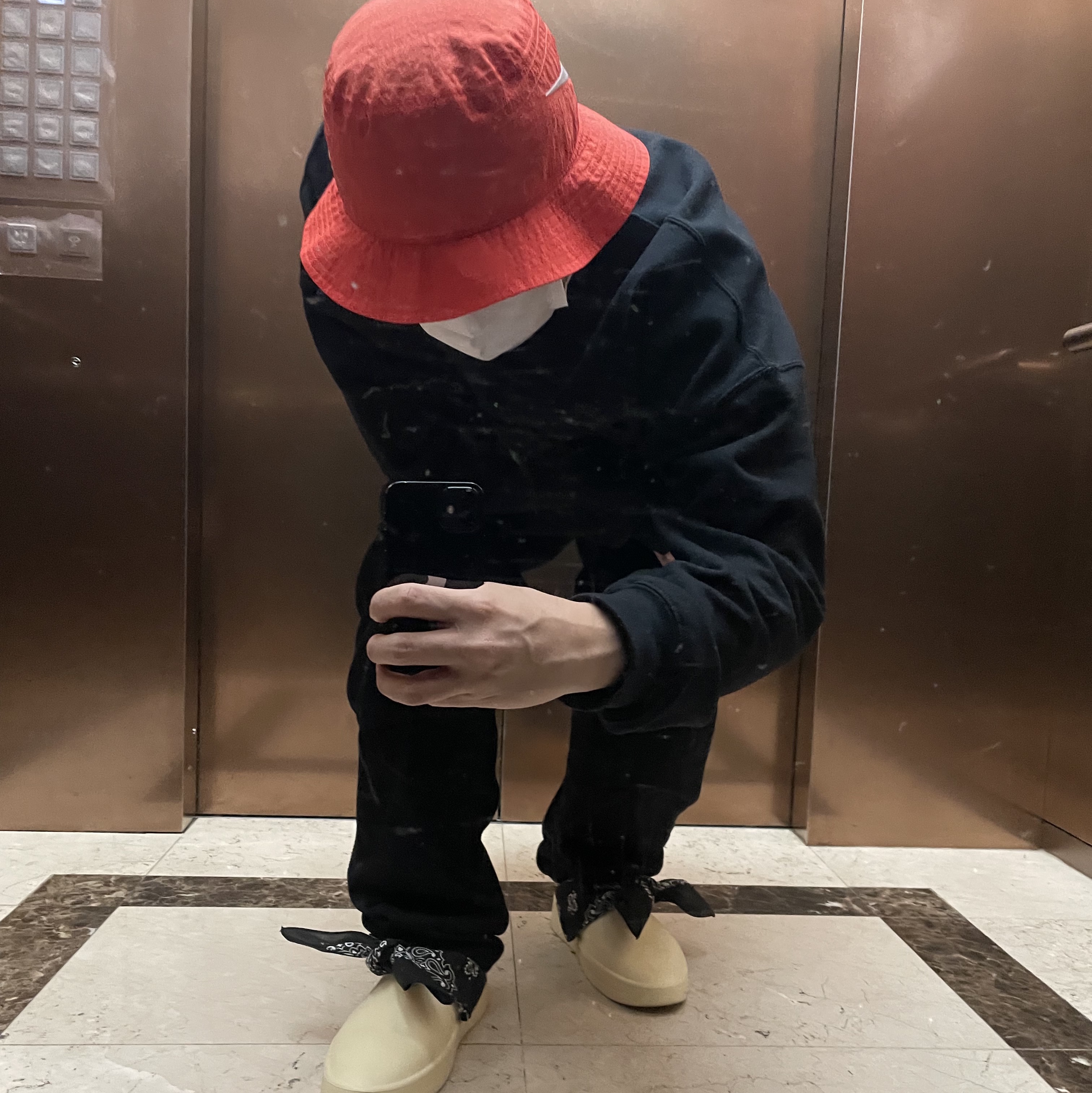 Nike x Stussy Bucket Hat Habanero Red, Fear of God The California Cream 착용 스타일