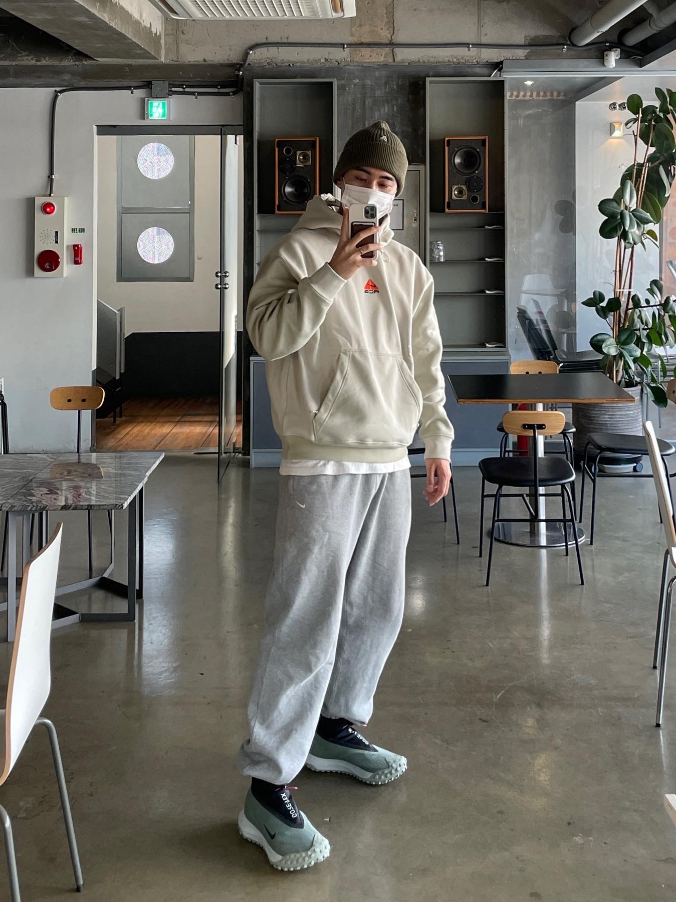 Nike ACG Mountain Fly Gore-Tex Clay Green, Nike ACG Therma-Fit Pullover Fleece Hoodie Light Bone - Asia 착용 스타일 - 1