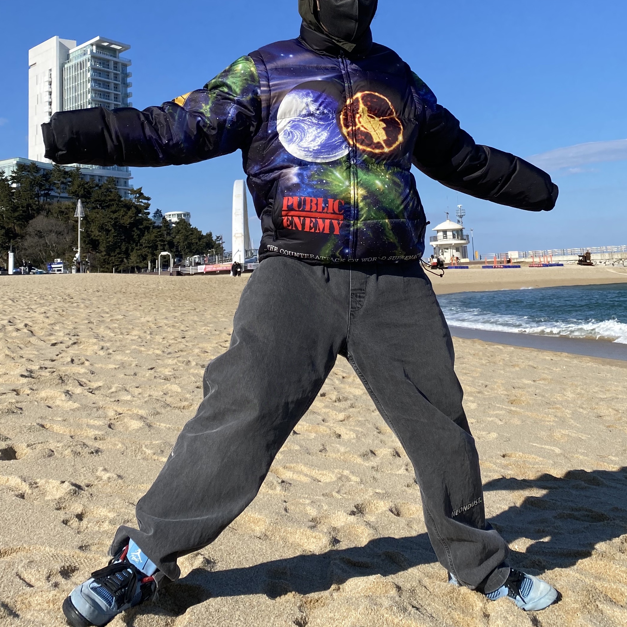 Jordan 4 x Travis Scott Retro Cactus Jack, Supreme x Undercover Public Enemy Puffy Jacket Multi-Color - 18SS 착용 스타일 - 3