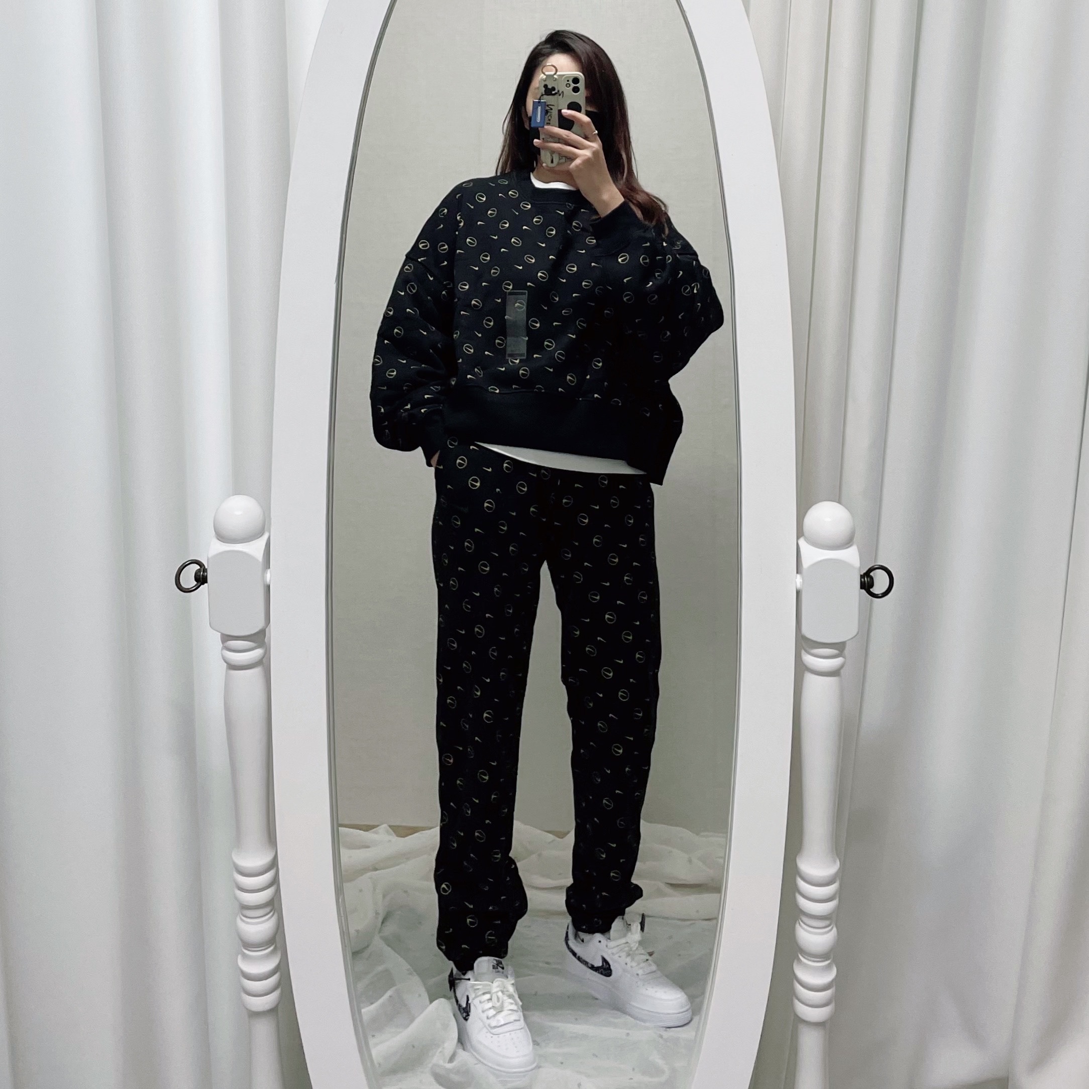 (W) Nike Air Force 1 '07 Essential Paisley Swoosh White Black 착용 스타일 - 5