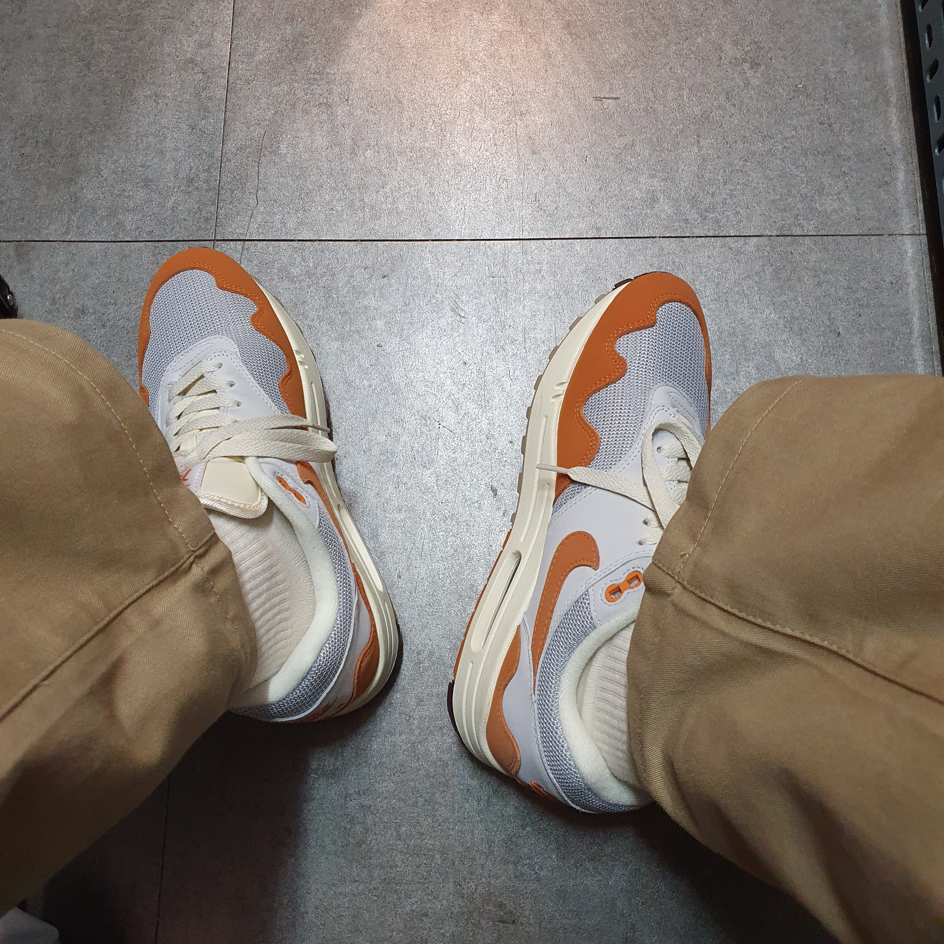 Nike x Patta Air Max 1 Monarch 착용 스타일