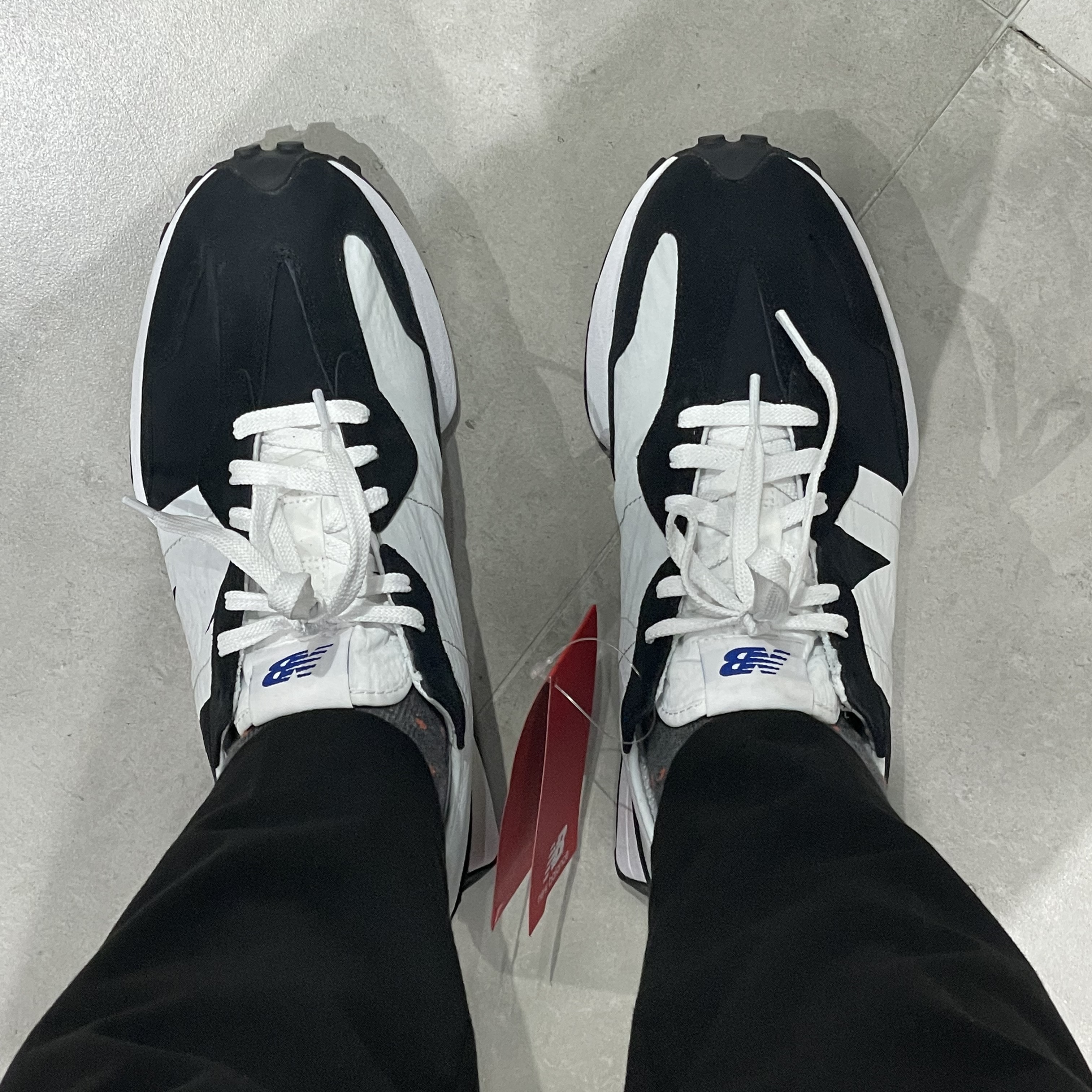 New Balance 327 Shifted Black 착용 스타일