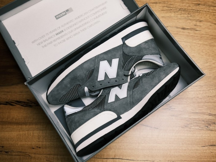 New Balance 990 Made in USA Grey 착용 스타일 - 1
