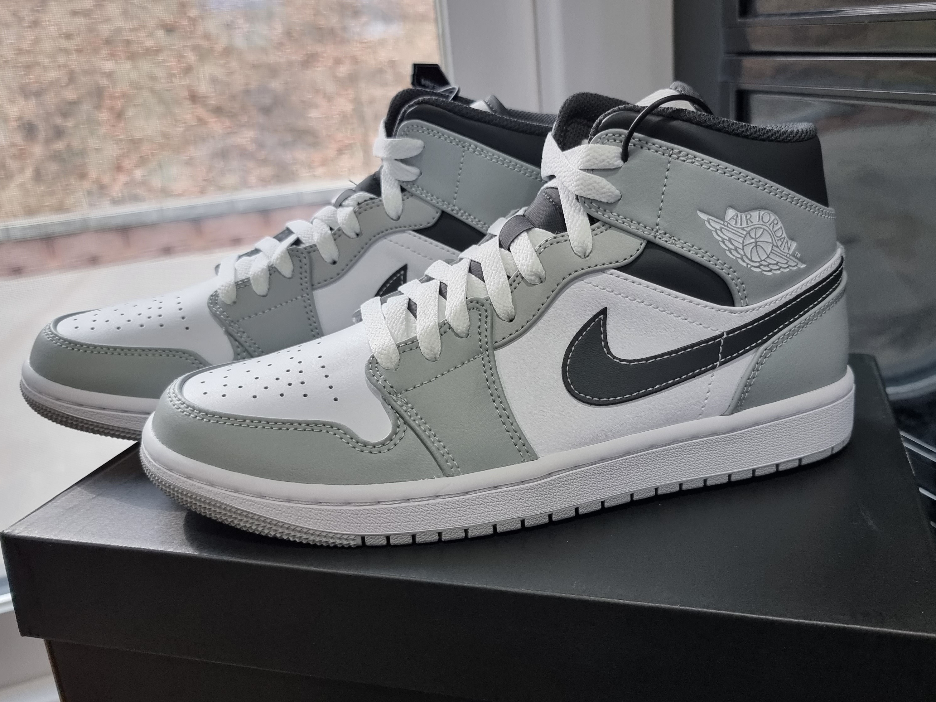 Jordan 1 Mid Light Smoke Grey Anthracite 착용 스타일 - 1