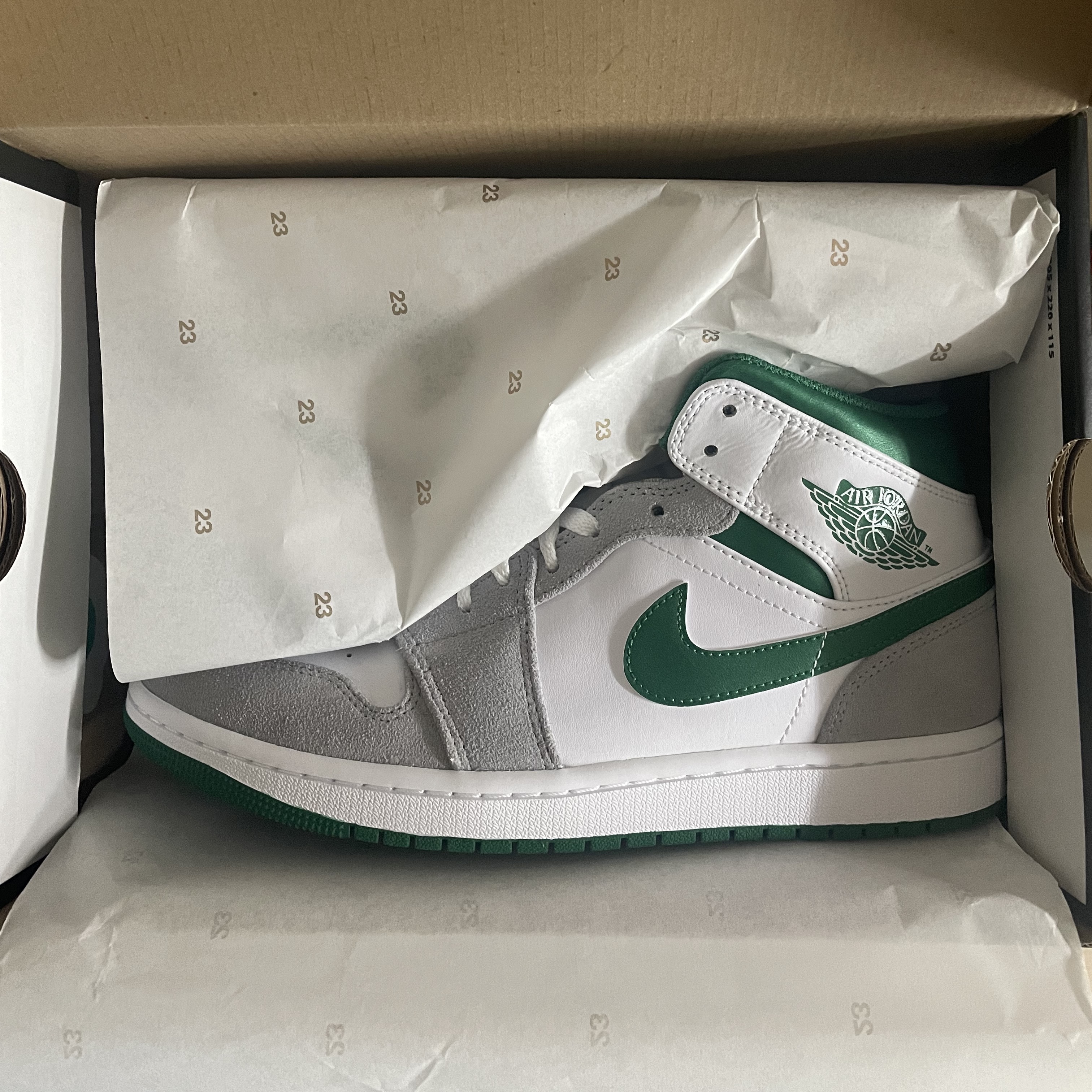 Jordan 1 Mid SE Pine Green Light Smoke Grey 착용 스타일