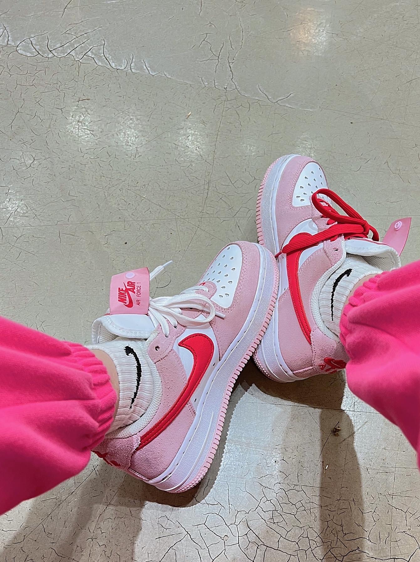 Nike Air Force 1 '07 QS Valentine's Day 착용 스타일 - 3