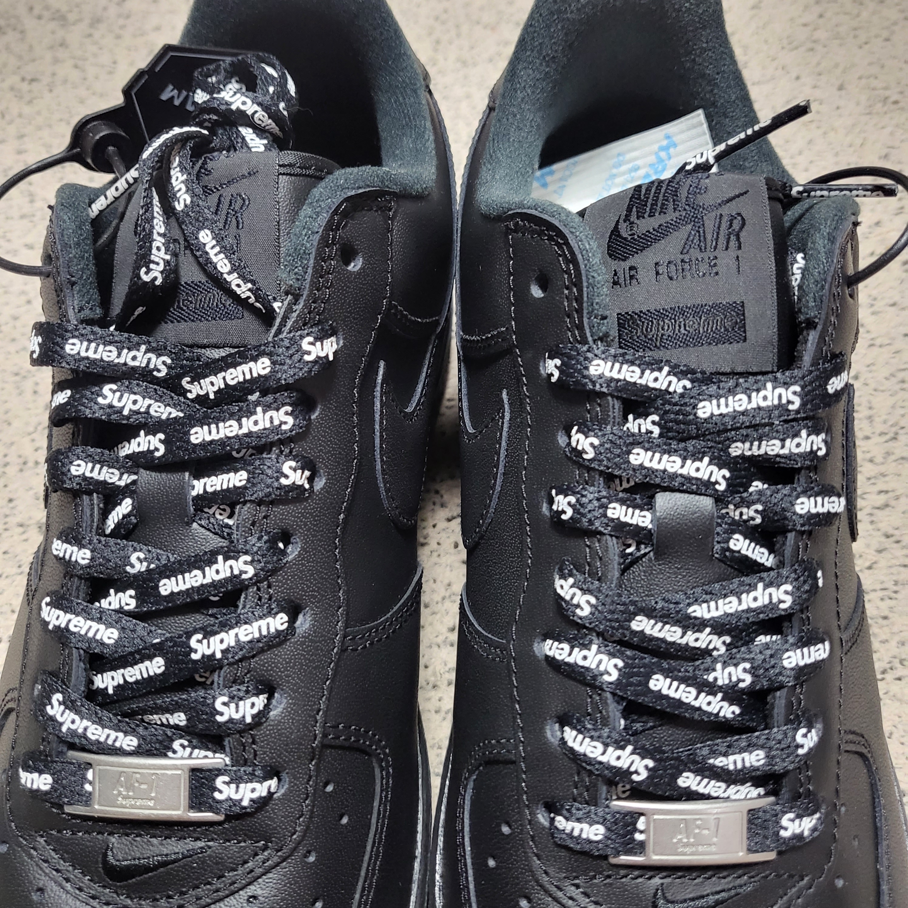 Nike x Supreme Air Force 1 Low Black 착용 스타일 - 2