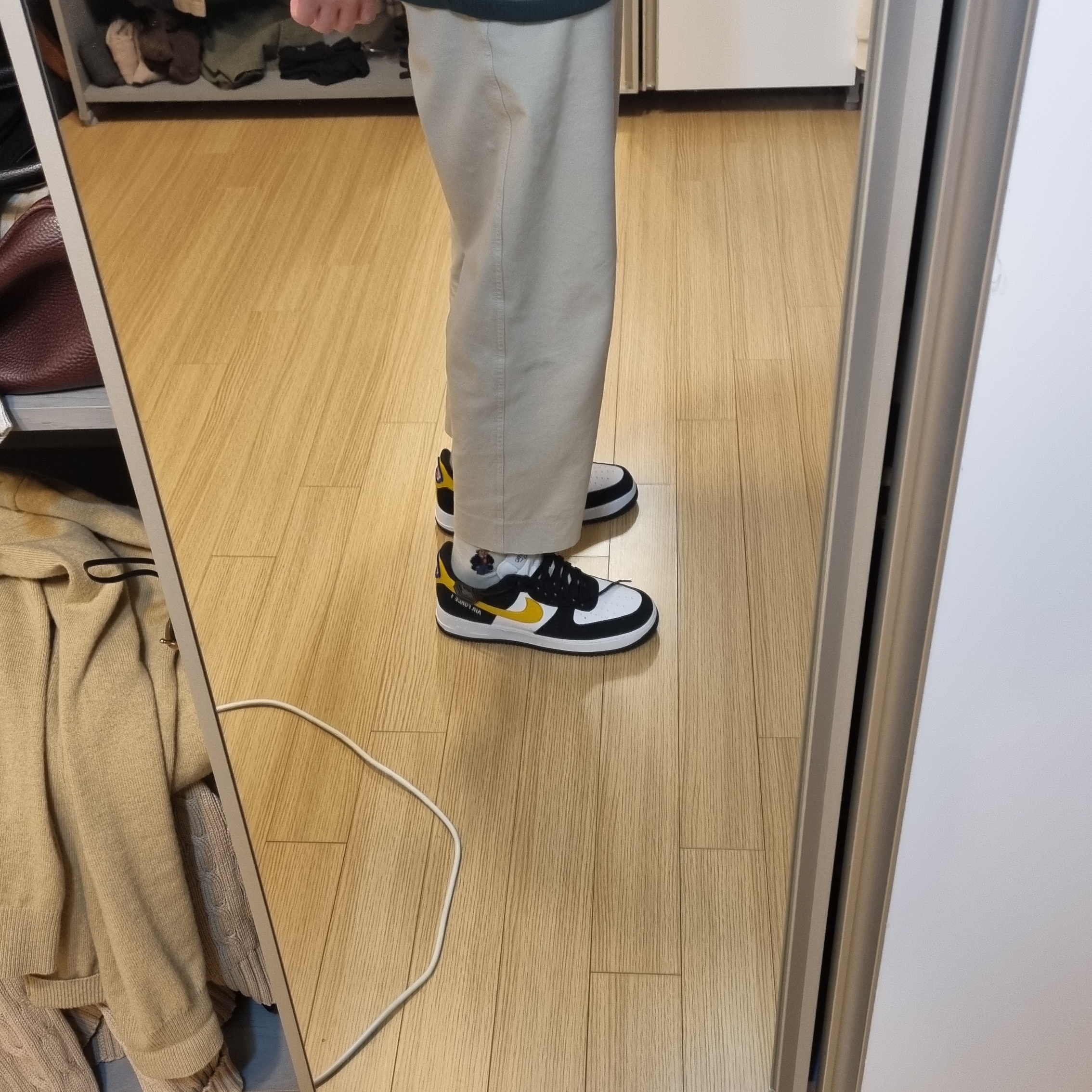 Nike Air Force 1 '07 LV8 Athletic Club Black Dark Sulfur 착용 스타일