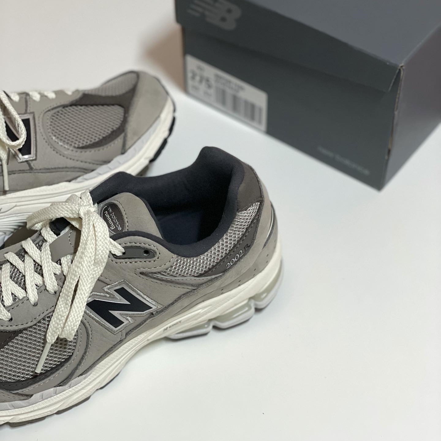 New Balance 2002 Warm Alpaca, New Balance 2002R White 착용 스타일 - 3