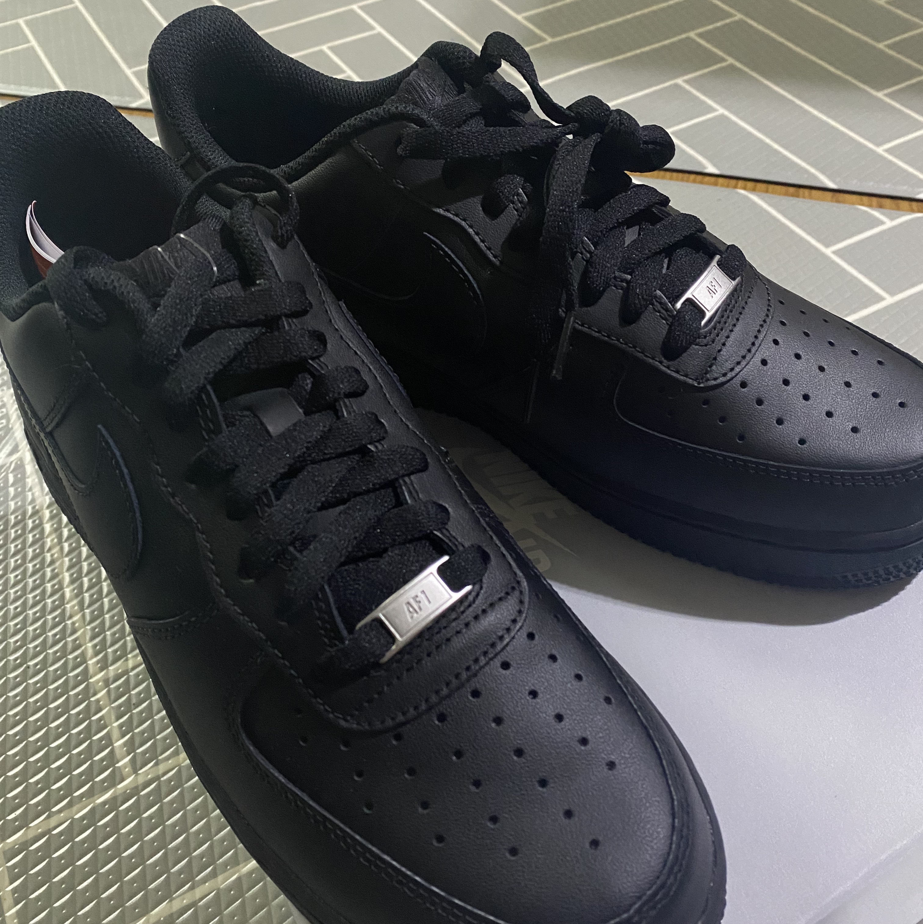 Nike Air Force 1 '07 Low Triple Black 착용 스타일