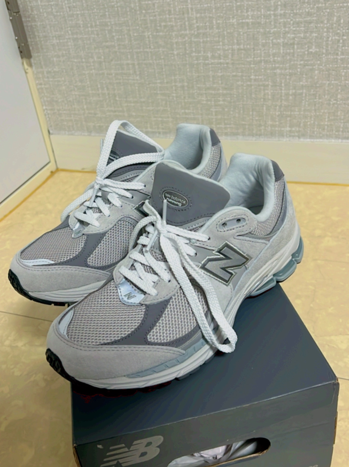 New Balance 2002R T2 Gray 착용 스타일 - 2