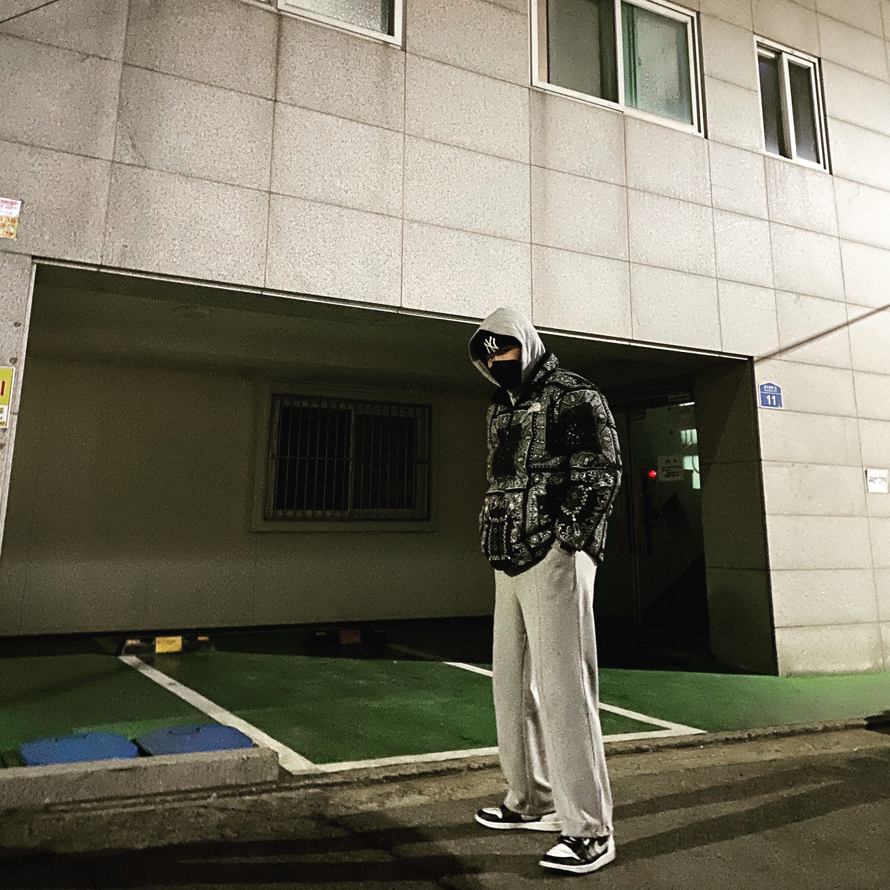 The North Face Novelty Lofty Down Jacket Real Black, Jordan 1 Mid White Shadow 착용 스타일