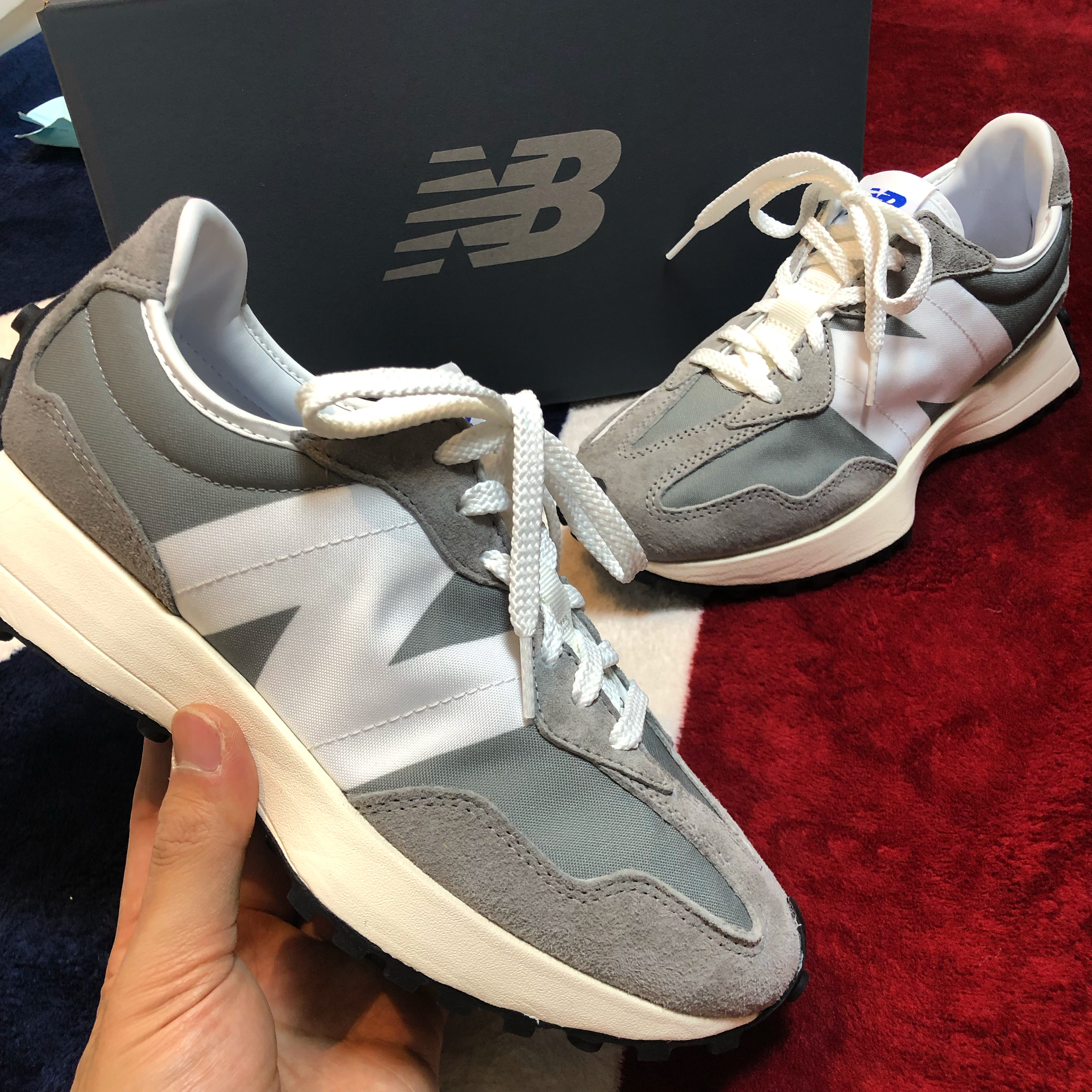 New Balance 327 Grey 착용 스타일