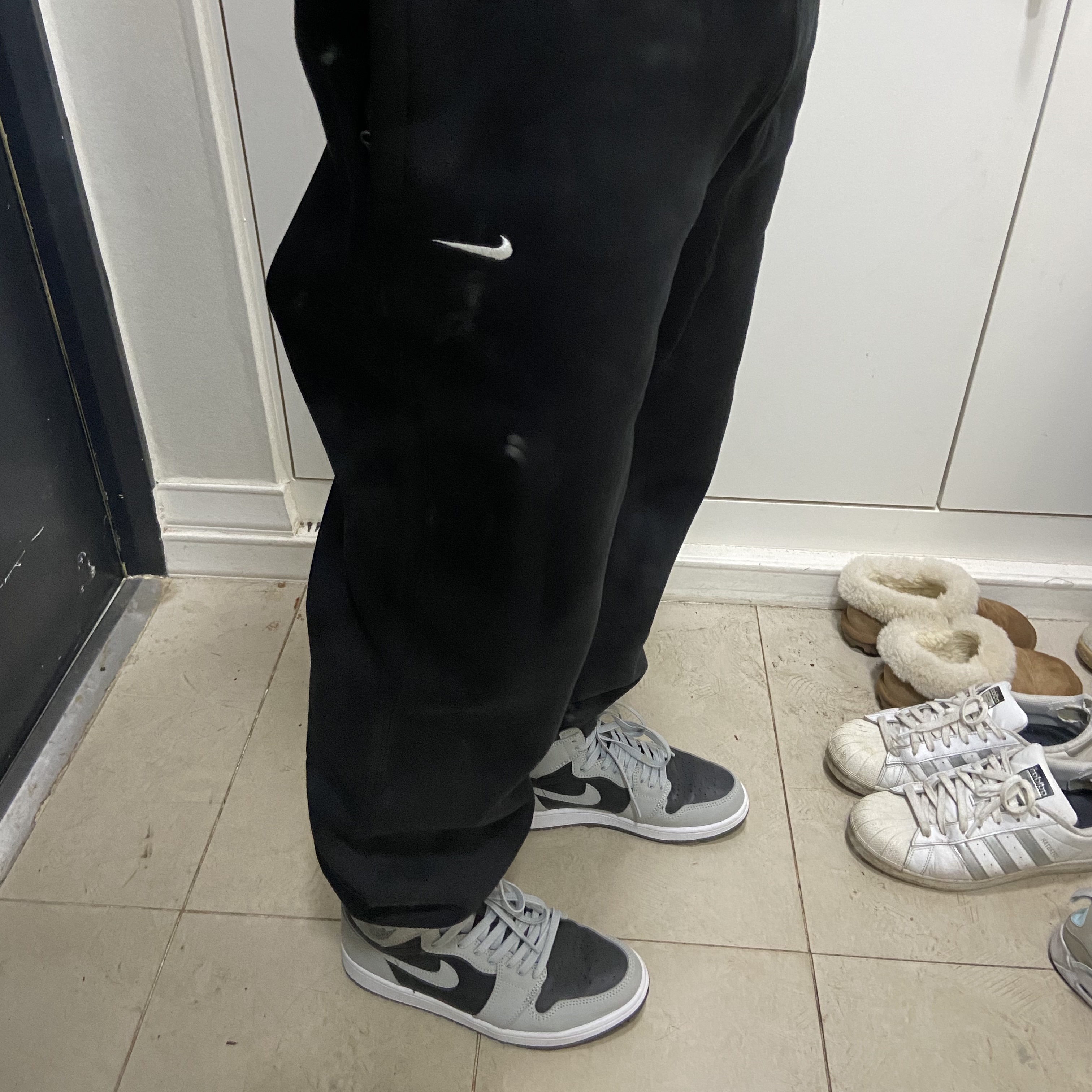 (W) Nike NRG Solo Swoosh Fleece Pants Black White - Asia 착용 스타일 - 3