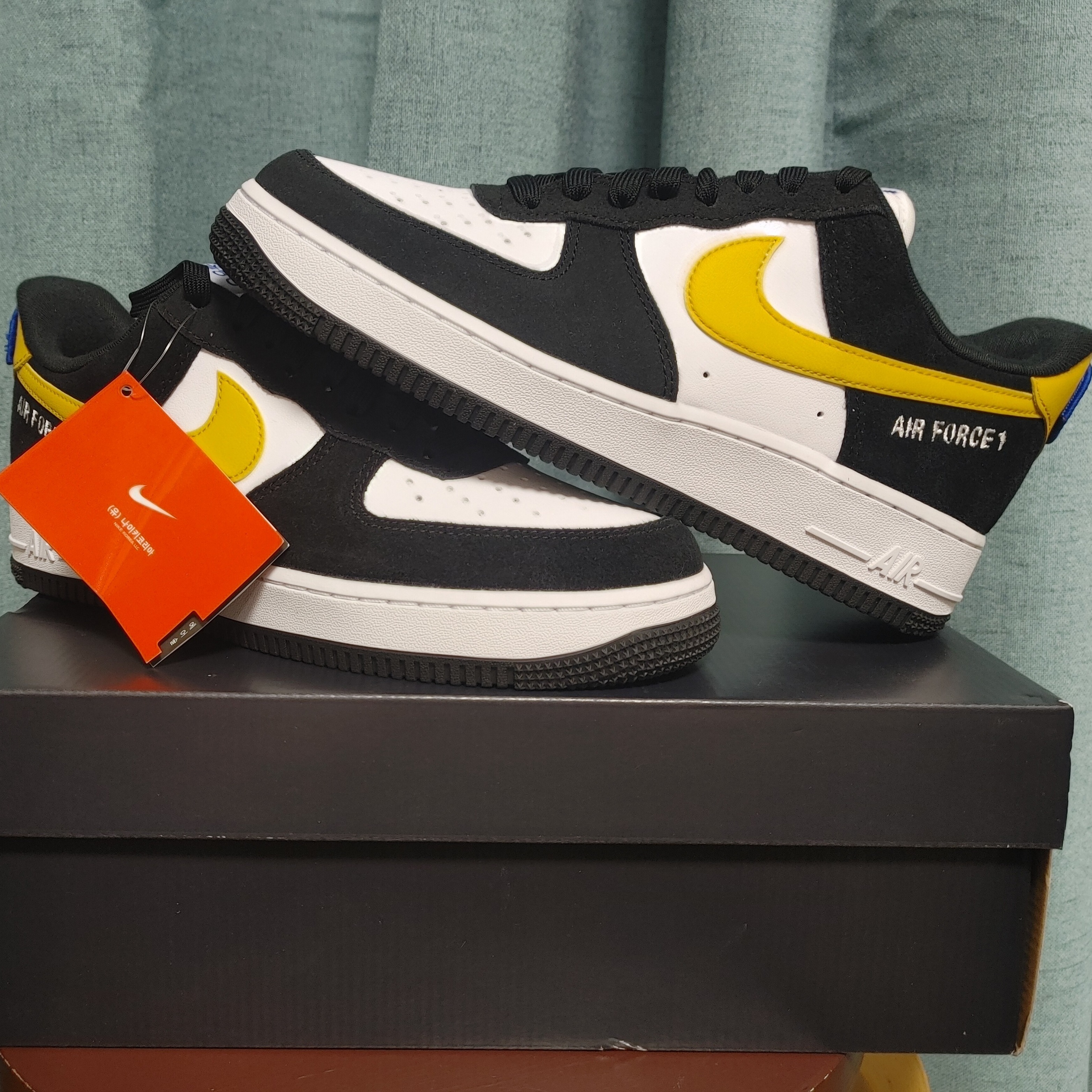 Nike Air Force 1 '07 LV8 Athletic Club Black Dark Sulfur 착용 스타일