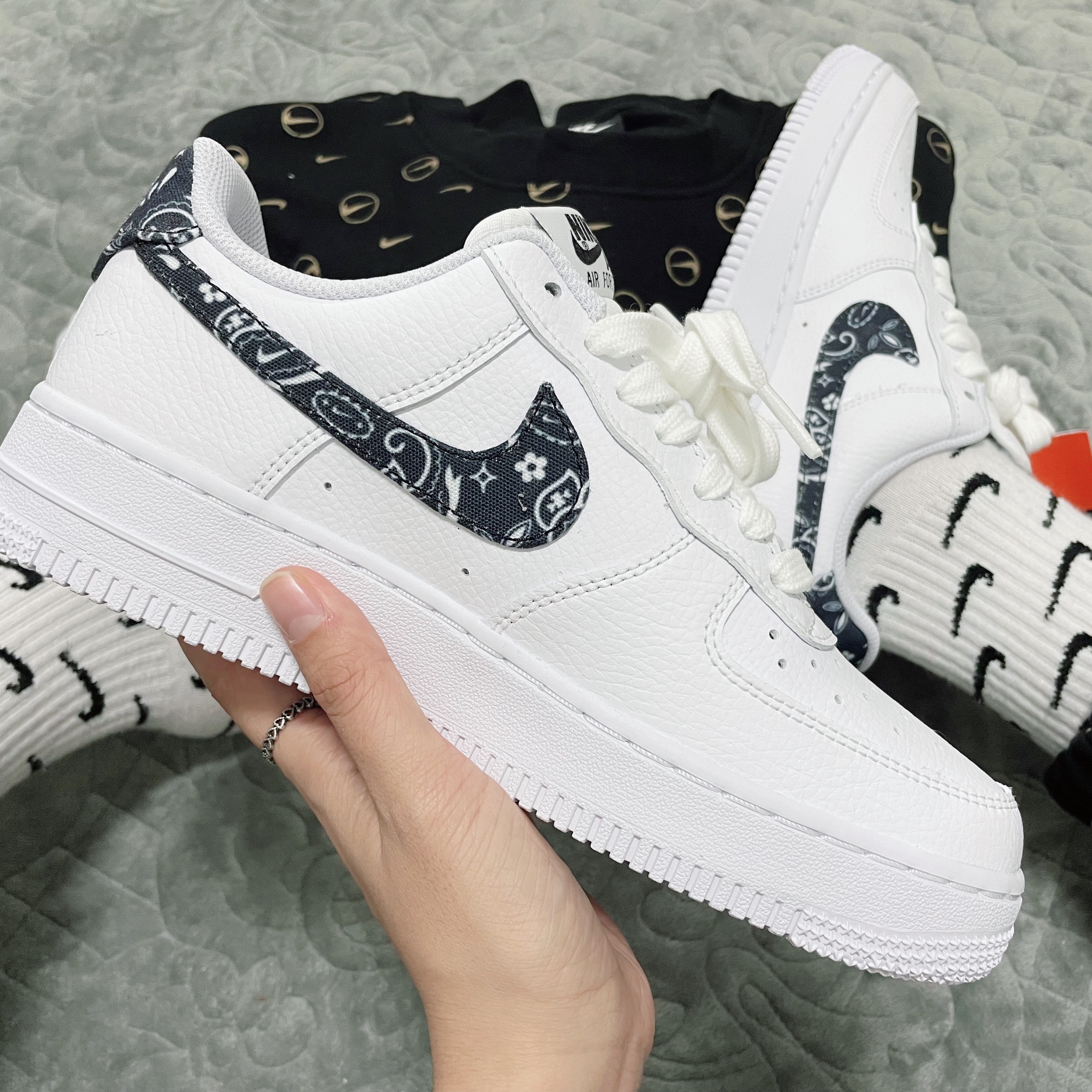 (W) Nike Air Force 1 '07 Essential Paisley Swoosh White Black 착용 스타일 - 2