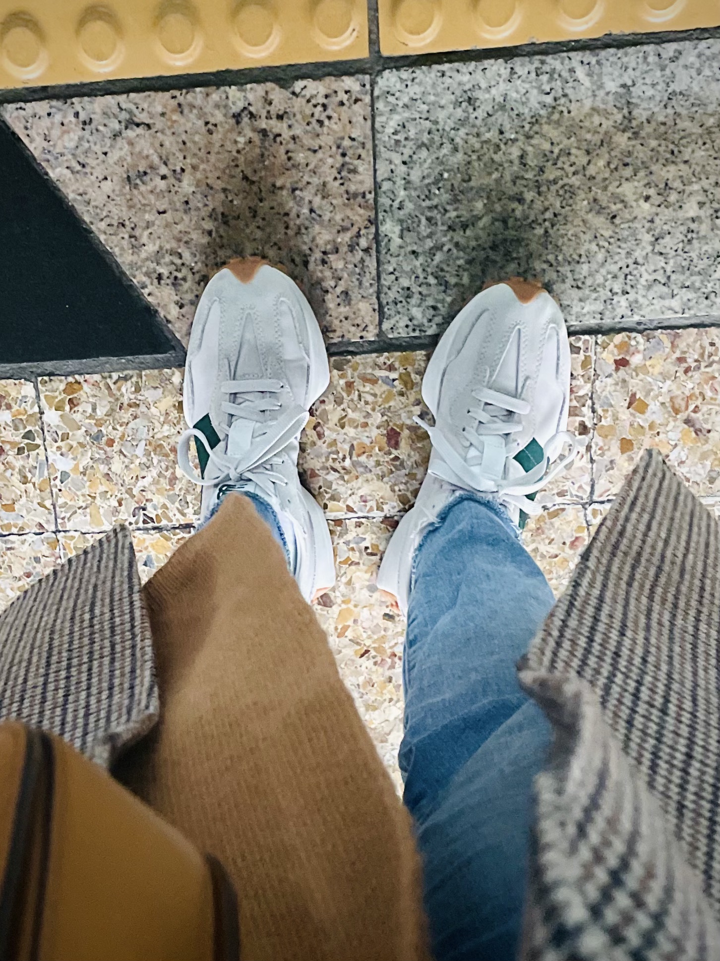 New Balance 327 Timberwolf 착용 스타일