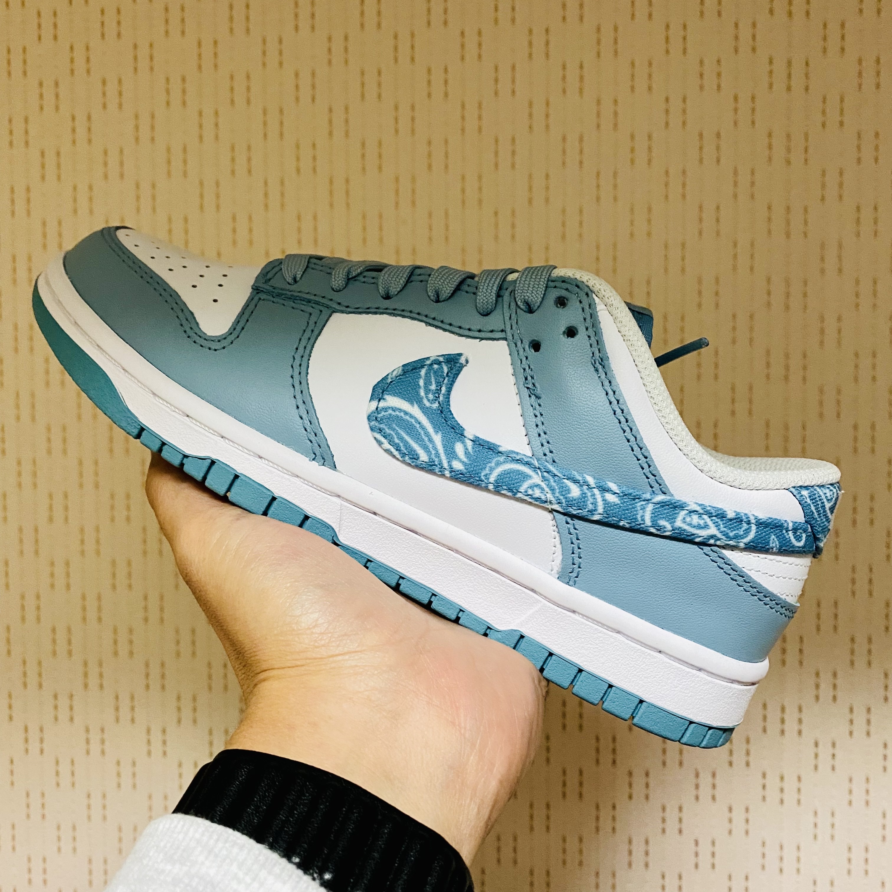 (W) Nike Dunk Low Essential Blue Paisley 착용 스타일