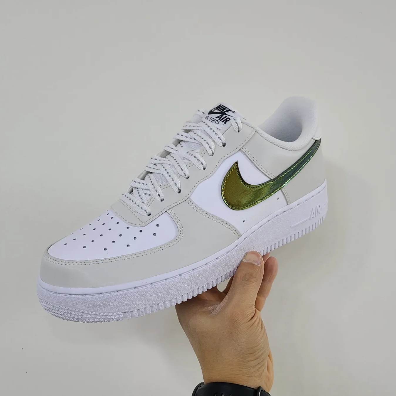 Nike Air Force 1 '07 LV8 Metallic Summit White 착용 스타일 - 1